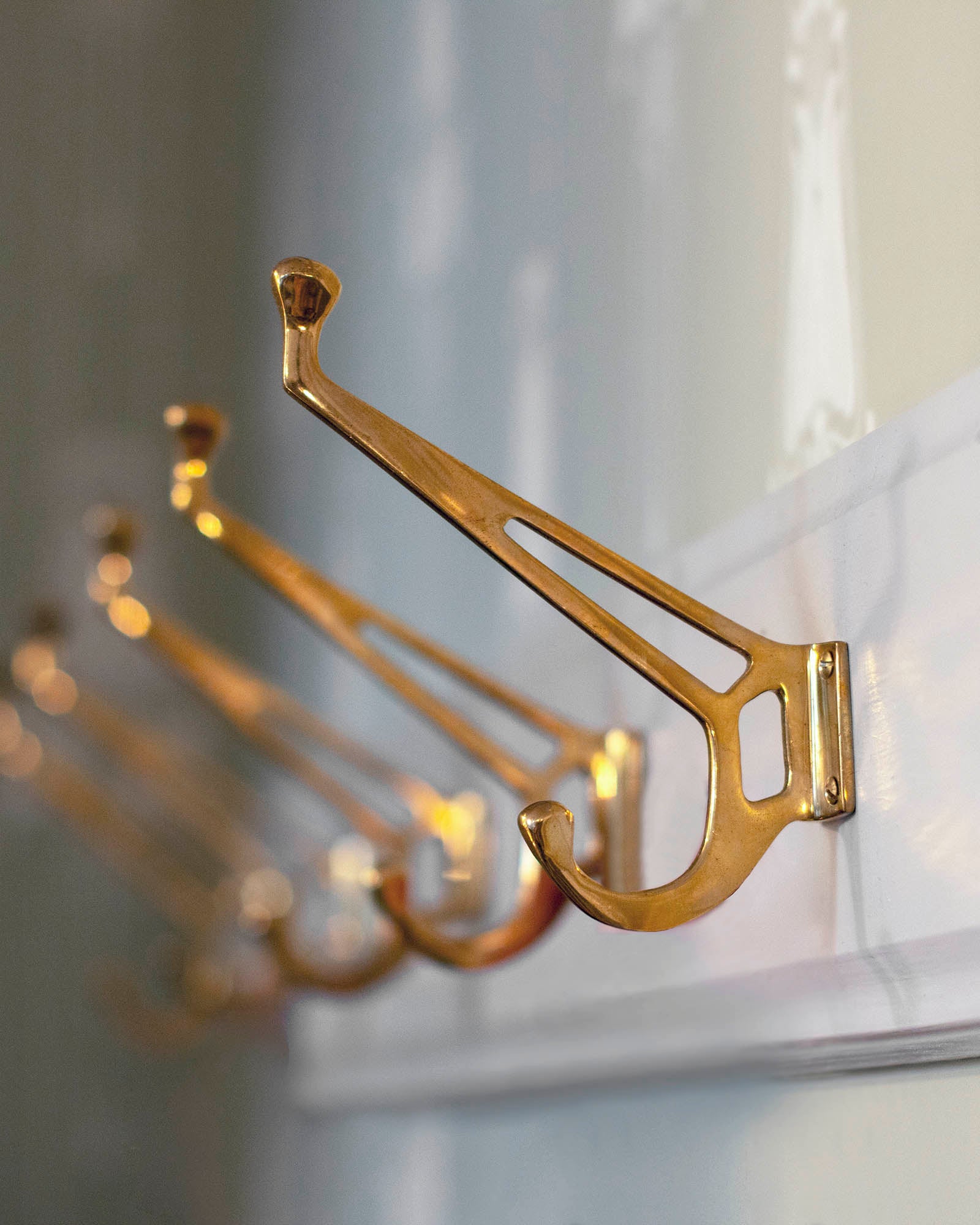 Vintage Brass Coat Hook - Heavy Duty Wall Mounted Hanger for Hats, Robes & Coats - Perfect for Entryway, Bedroom & Bathroom Organization