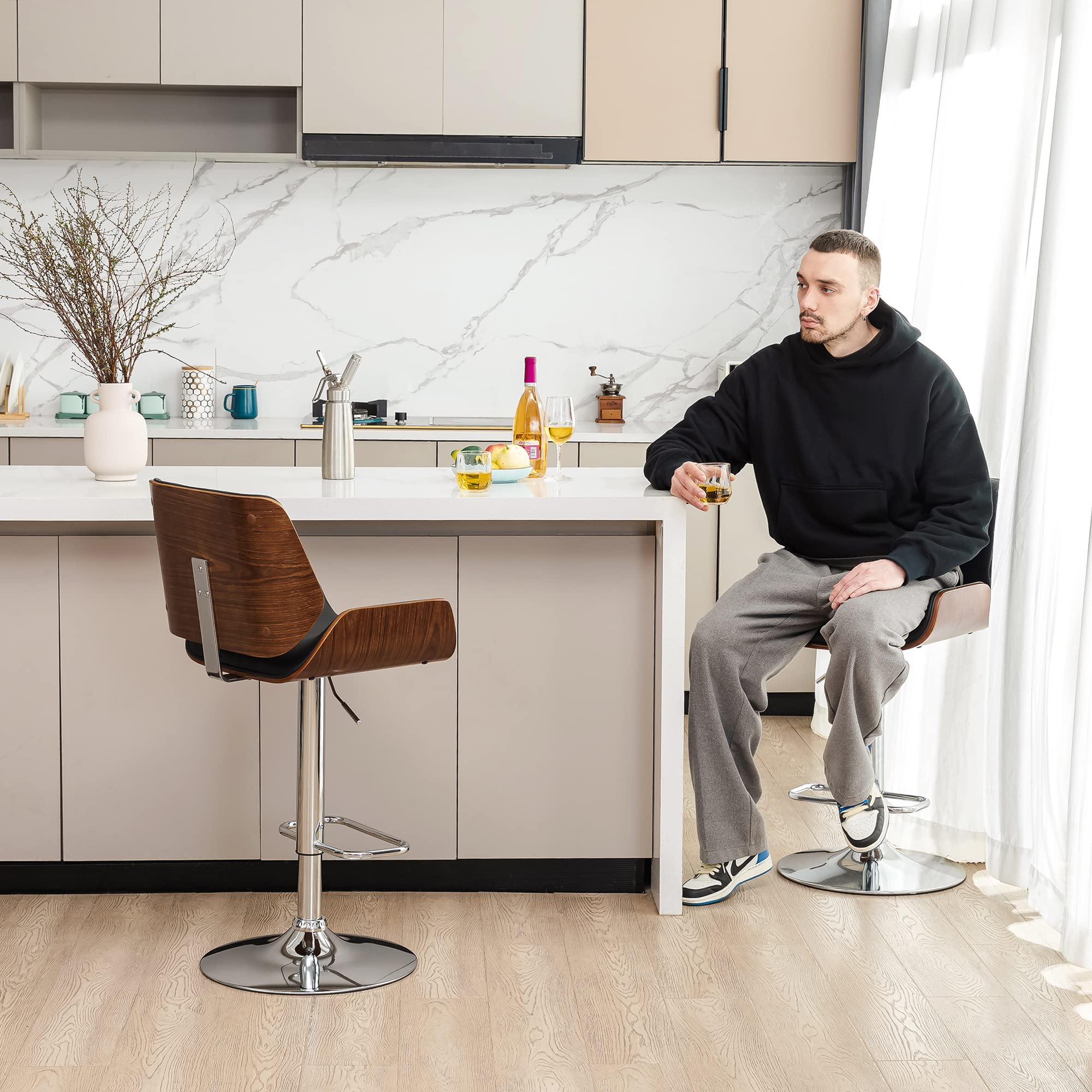 Glitzhome Adjustable Bar Stool Set of 2 - Swivel Mid-Century Modern PU Leather Counter Height Dining Chairs with Back Support, Black Walnut Bentwood Design - Perfect for Kitchen Islands, Breakfast Bars & Home Bars