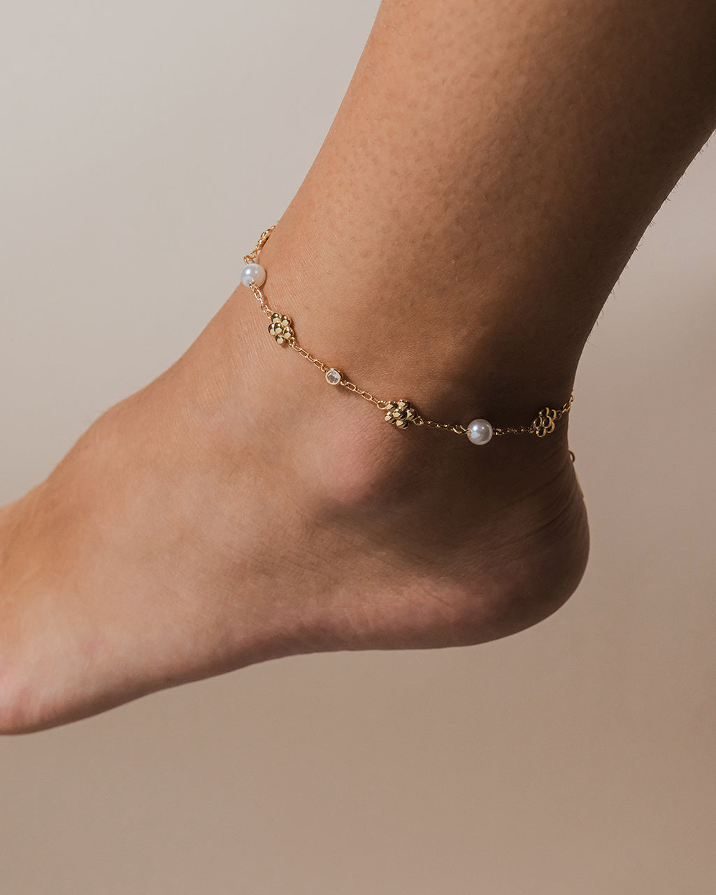 June Pearl & Flower Charm Anklet - Elegant Summer Ankle Bracelet for Women, Boho Beach Jewelry, Perfect for Vacation, Wedding, and Festival Accessories