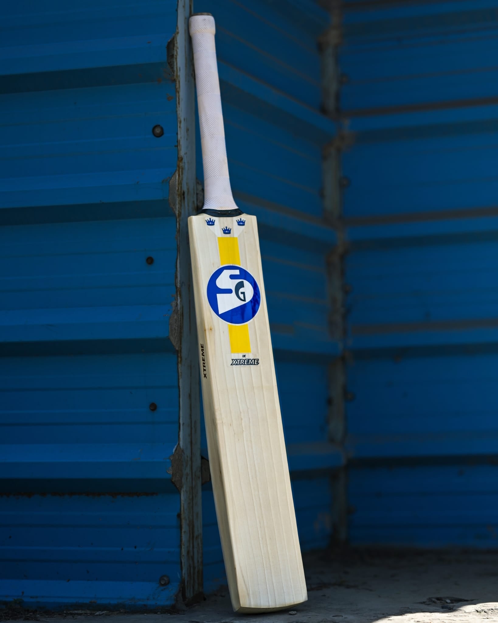 SG IK Xtreme English Willow Cricket Bat - Premium Performance for Professional & Recreational Cricket Players - Perfect for Matches, Practice & Training Sessions