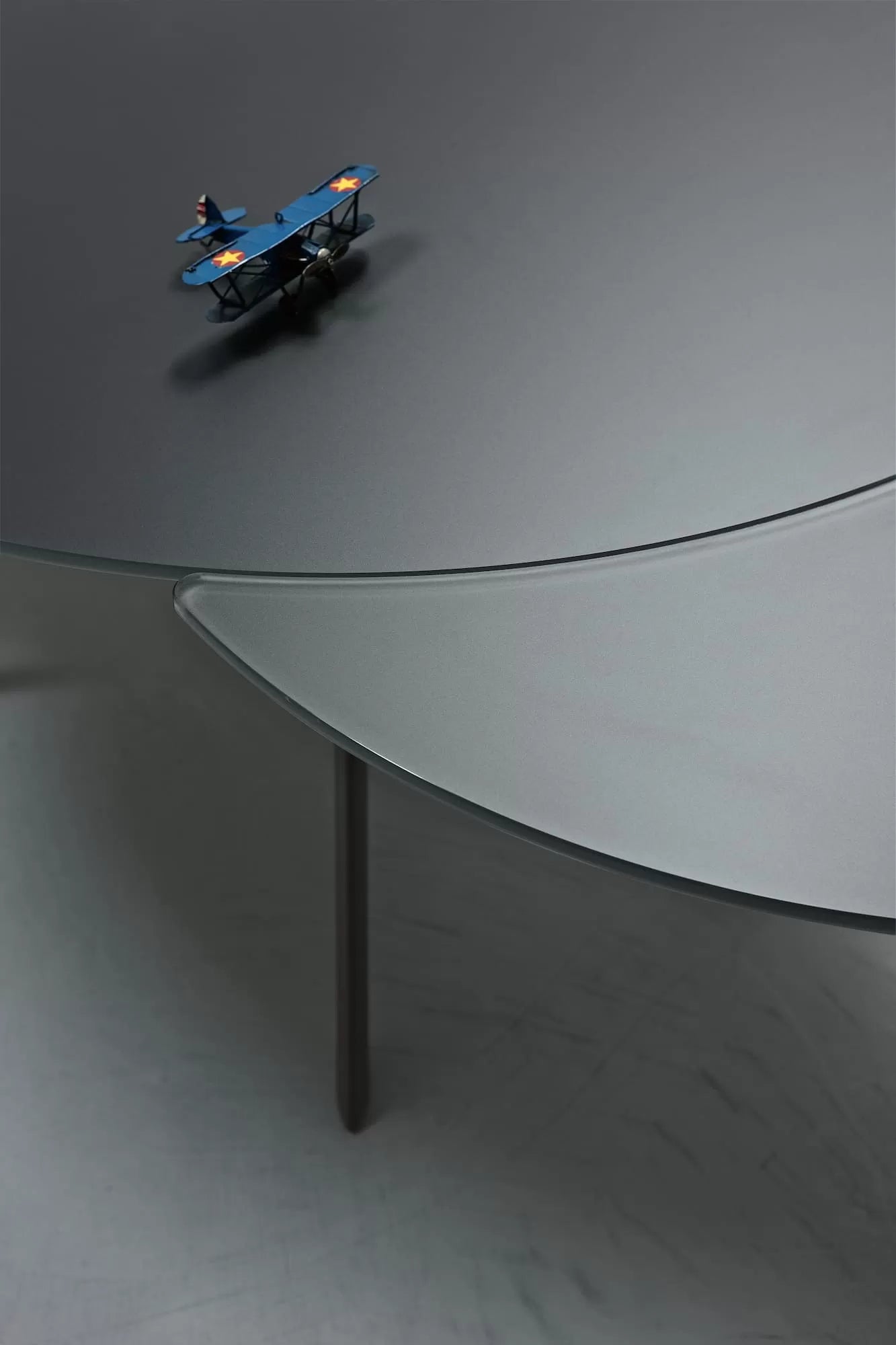 Extendable Round Dining Table - 60 to 90 Inches Expandable for Large Gatherings - Perfect for Family Dinners, Parties & Entertaining Guests