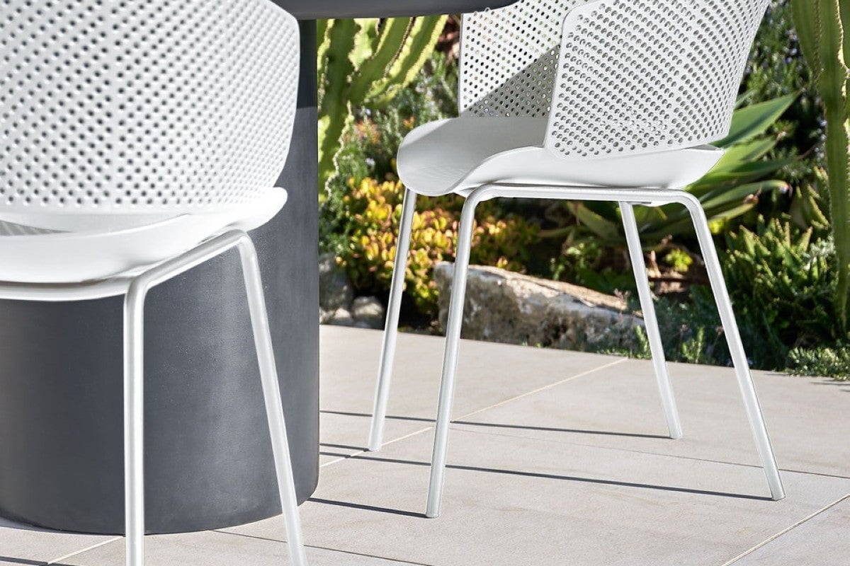 Como Yira Chair - Modern Accent Chair for Living Room, Bedroom, or Office - Stylish and Comfortable Seating with Durable Fabric - Perfect for Small Spaces, Reading Nook, or Lounge Area