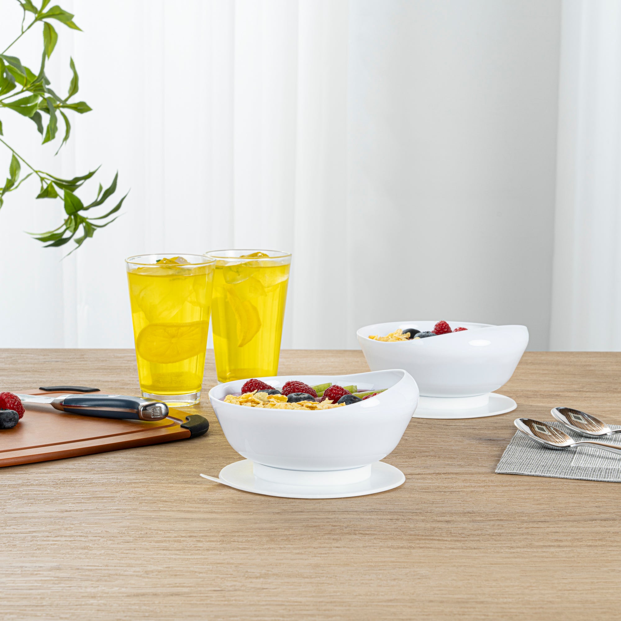 Adapt Tek 19 oz Round White Plastic Scoop Bowl - Spillproof with Suction Base, 5.75