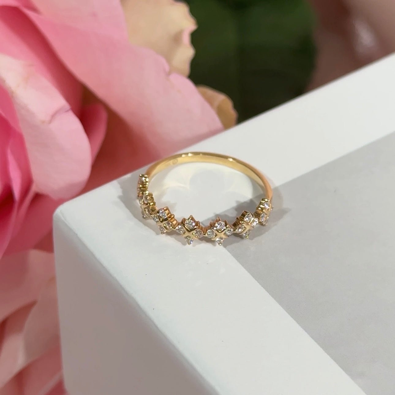 14K Yellow Gold Diamond Clover Criss Cross Eternity Ring for Women - Elegant Wedding Band, Anniversary Gift, or Everyday Luxury Jewelry