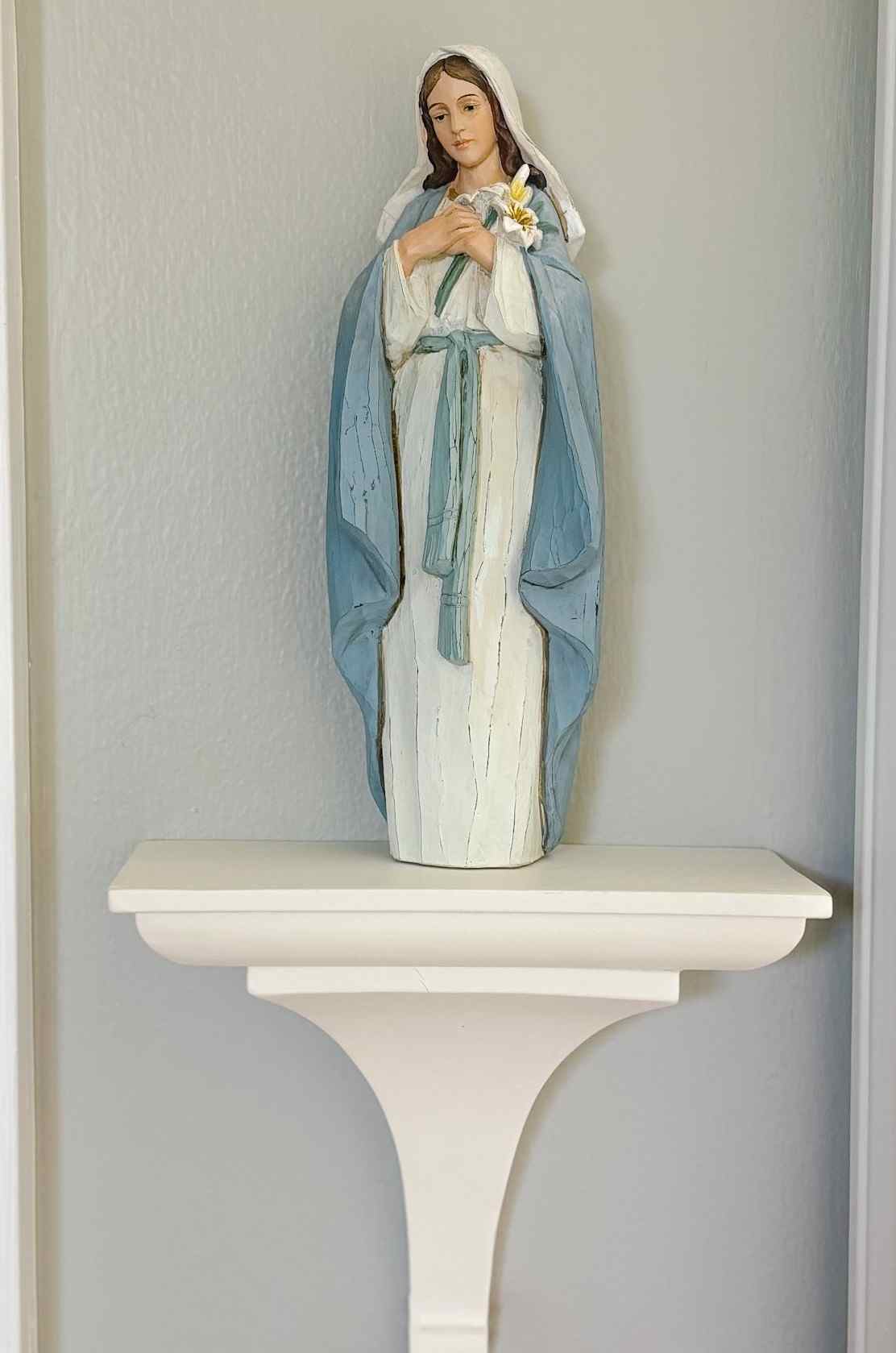 White Decorative Statue Shelf - Elegant Display Shelf for Home Decor, Books & Collectibles - Perfect for Living Room, Bedroom & Office