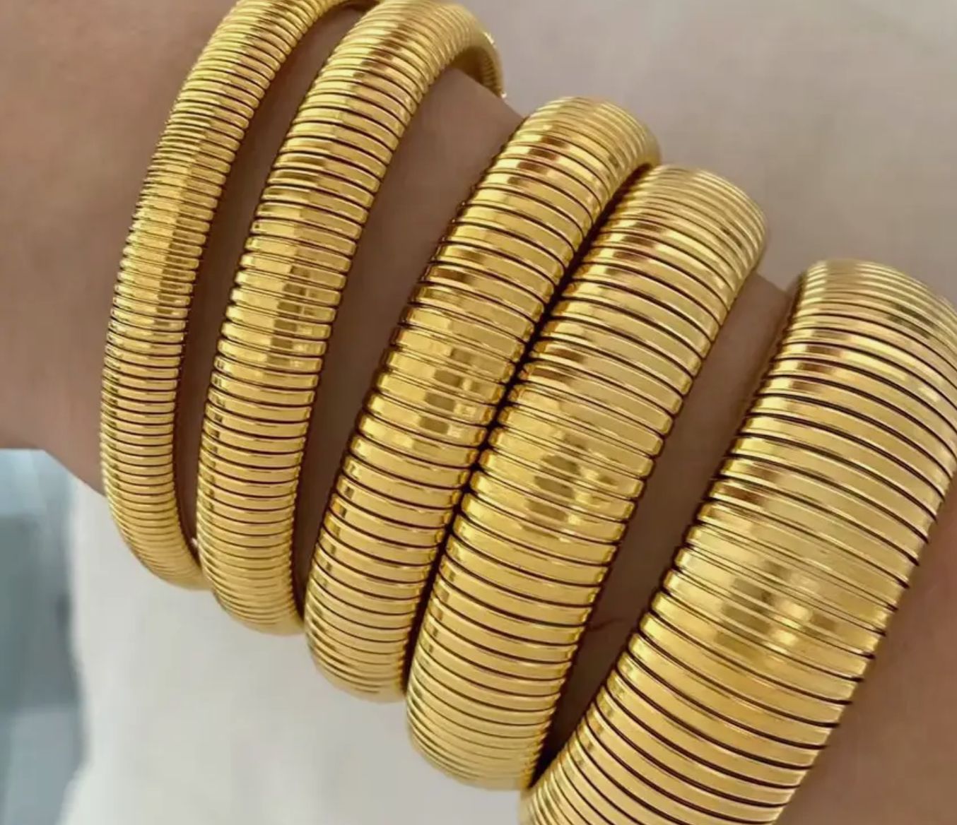 Stylish Round Bracelet for Women - Elegant & Durable Jewelry Gift for Everyday Wear & Special Occasions