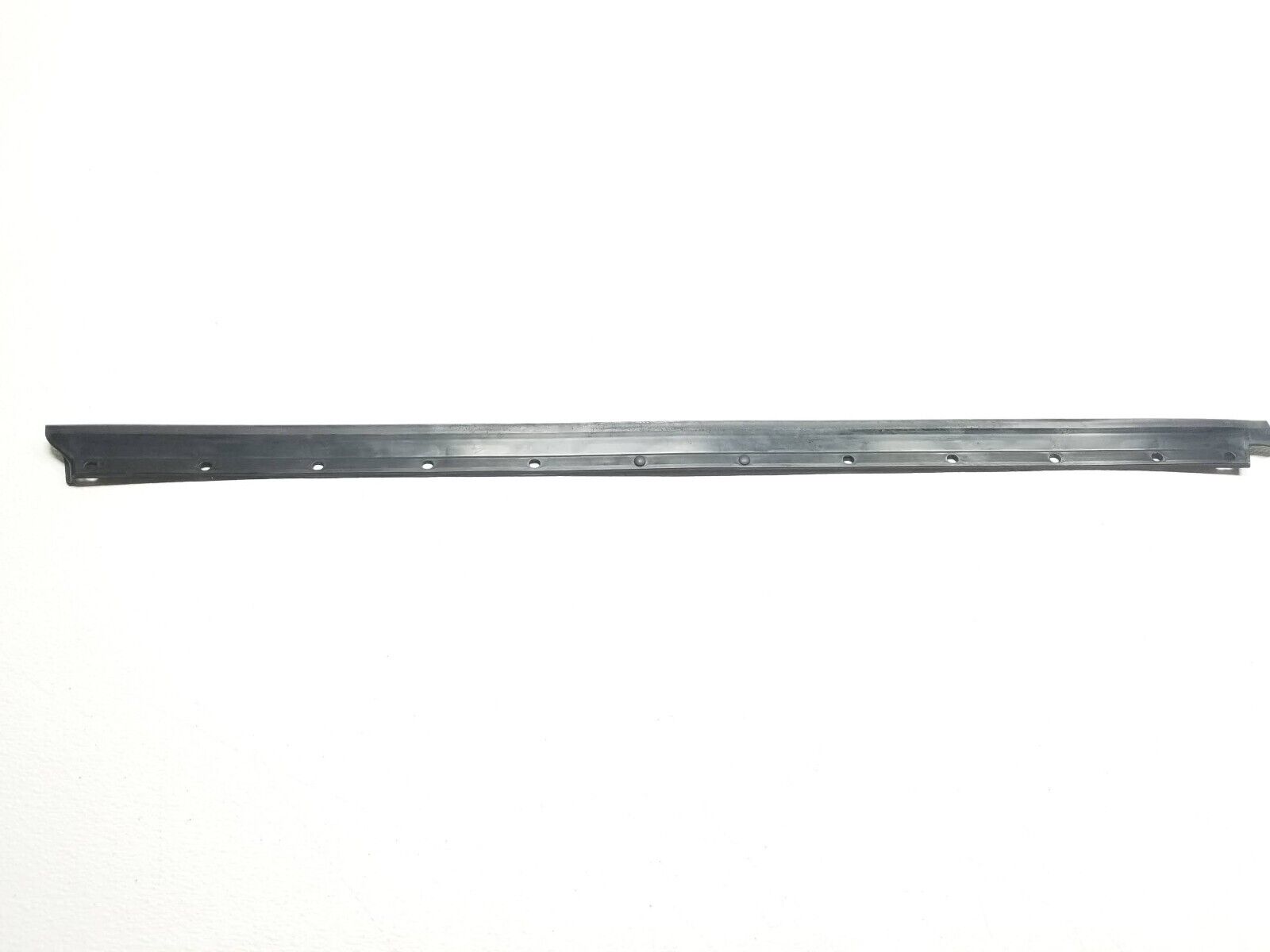 06-11 Mercedes ML500 Right Passenger Door Lower Seal Molding OEM Replacement - Perfect for Weatherproofing & Noise Reduction