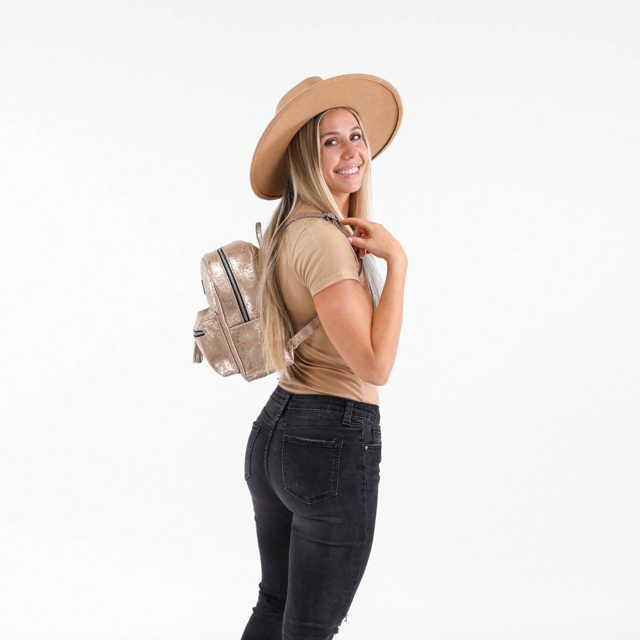 Premium Genuine Leather Backpack for Men & Women - Durable Travel Laptop Bag with USB Charging Port - Perfect for Work, School, and Outdoor Adventures