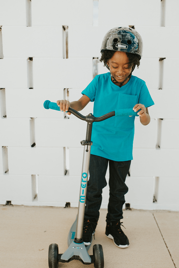 Micro Kickboard Maxi Deluxe Pro Scooter - 3 Wheel Kick Scooter for Kids & Adults - Perfect for Commuting, Outdoor Fun & Neighborhood Rides