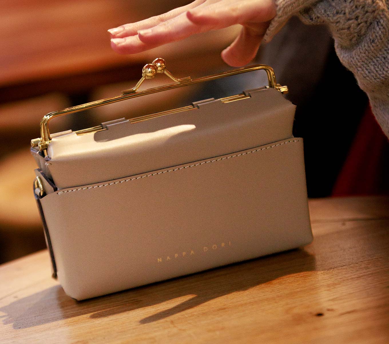 Stylish Kisslock Handbag for Women - Vintage Inspired Clutch Purse with Secure Lock Closure - Perfect for Evening Parties, Weddings & Special Occasions