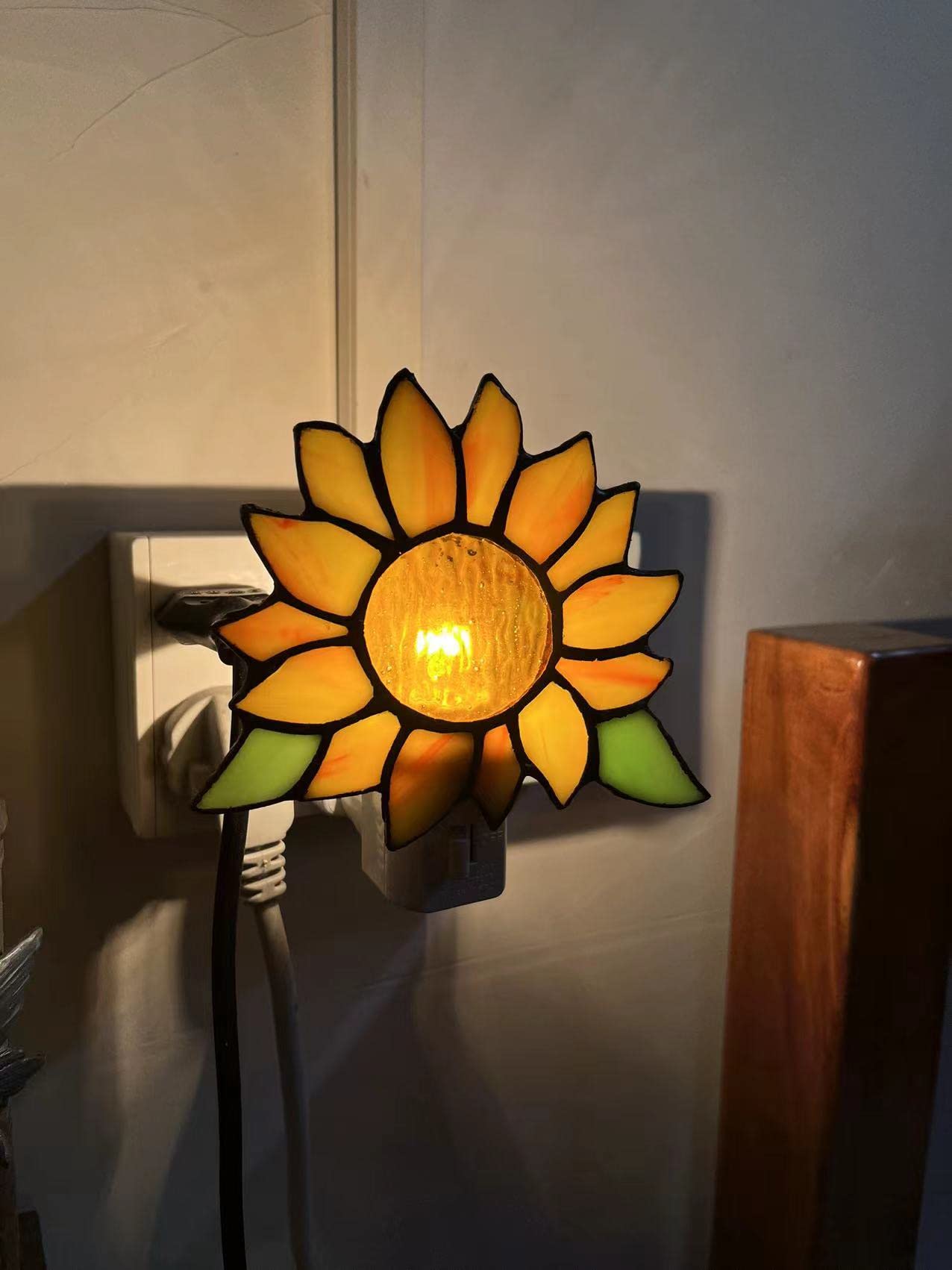 HUIMEIJU Tiffany Glass Sunflower Night Light - Plug-in Wall Night Light with Warm Orange Glow for Bedroom, Nursery, Hallway (1PC) | Perfect as Wake-Up Light, Decorative Lighting & Safe Nightlight for Kids