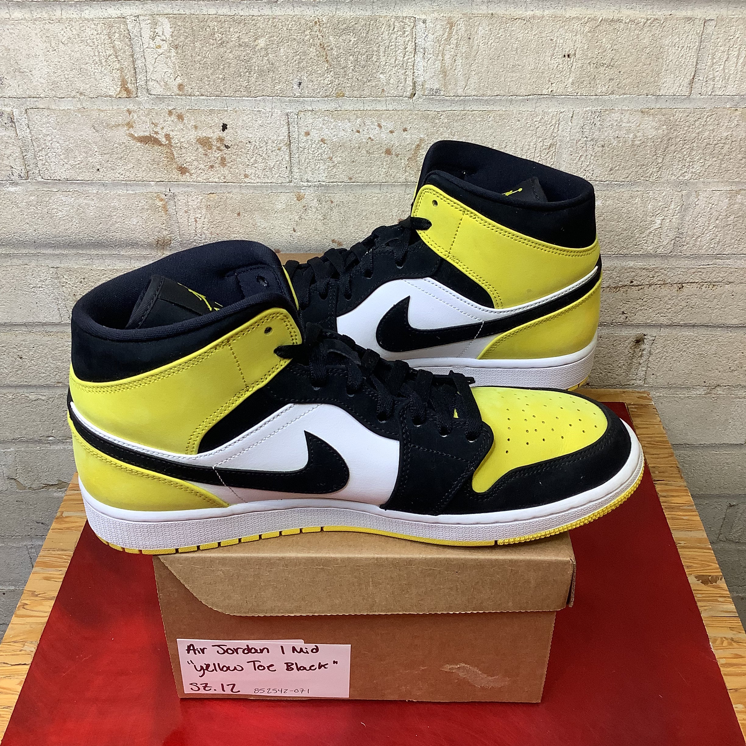 AIR JORDAN 1 MID YELLOW TOE BLACK SIZE 12 852542 071 - Men's Basketball Sneakers for Streetwear & Casual Outfits