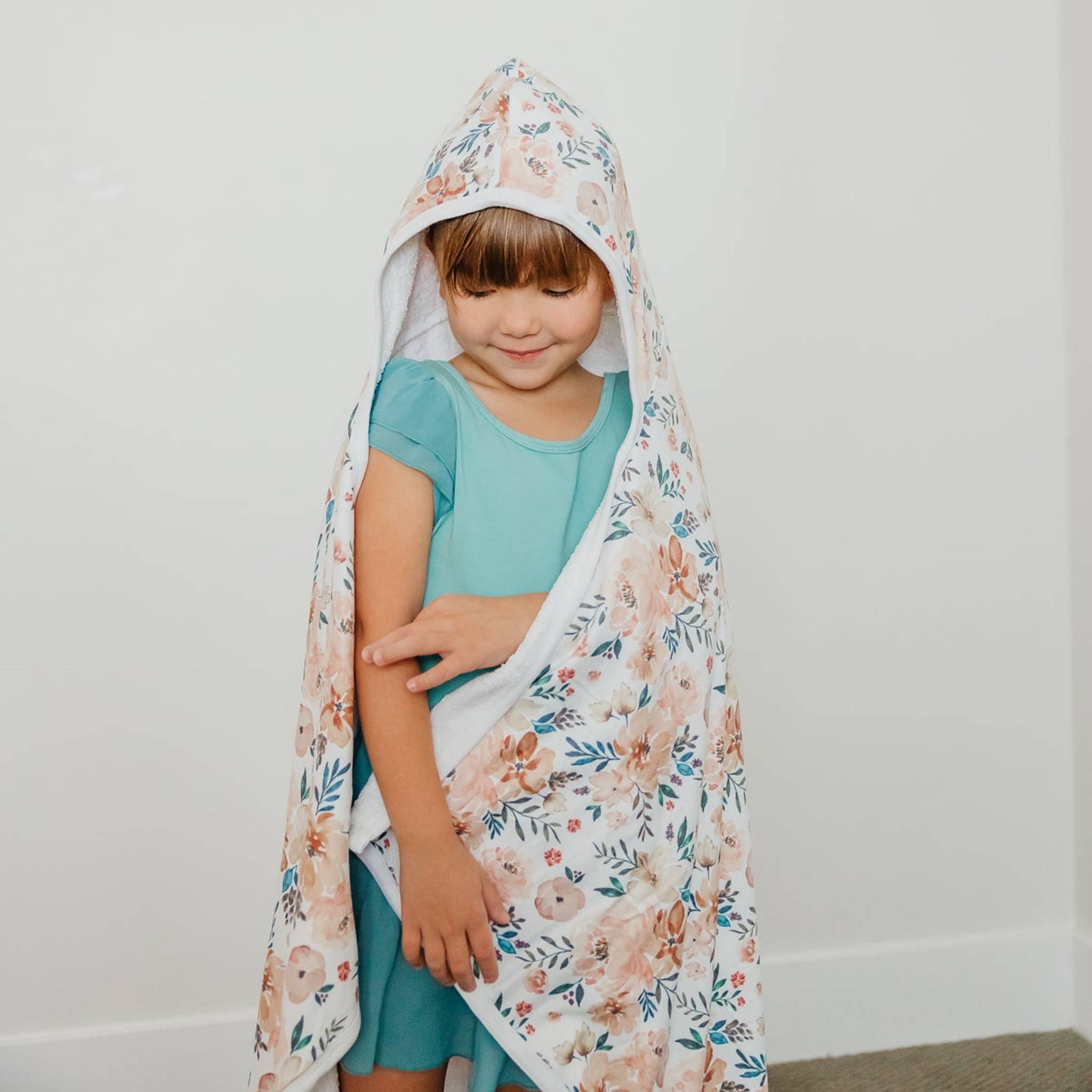 Premium Big Kids Hooded Towel - Soft & Absorbent Bath Towel for Boys & Girls - Perfect for Beach, Pool & After Bath - Autumn Themed Design