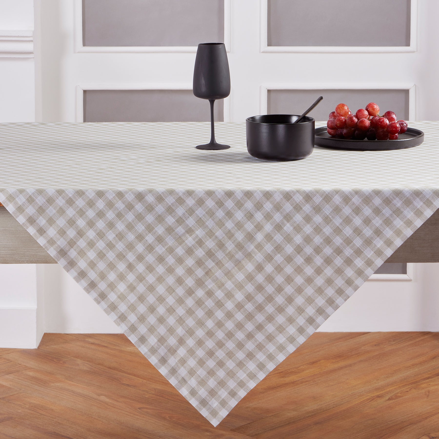 Classic Gingham Table Throw - Stylish Cotton Tablecloth for Dining, Picnics & Outdoor Events - Perfect for Kitchen, Party & Home Decor