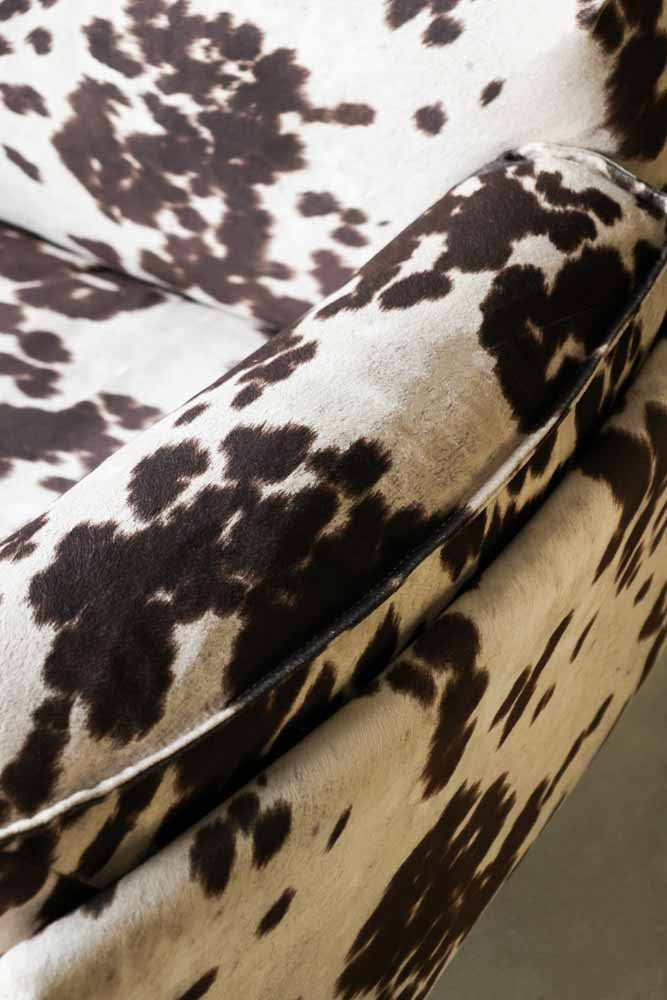 Luxury Cowhide Patterned Armchair - Modern Faux Leather Accent Chair for Living Room, Office & Lounge - Stylish Home Decor & Comfortable Seating