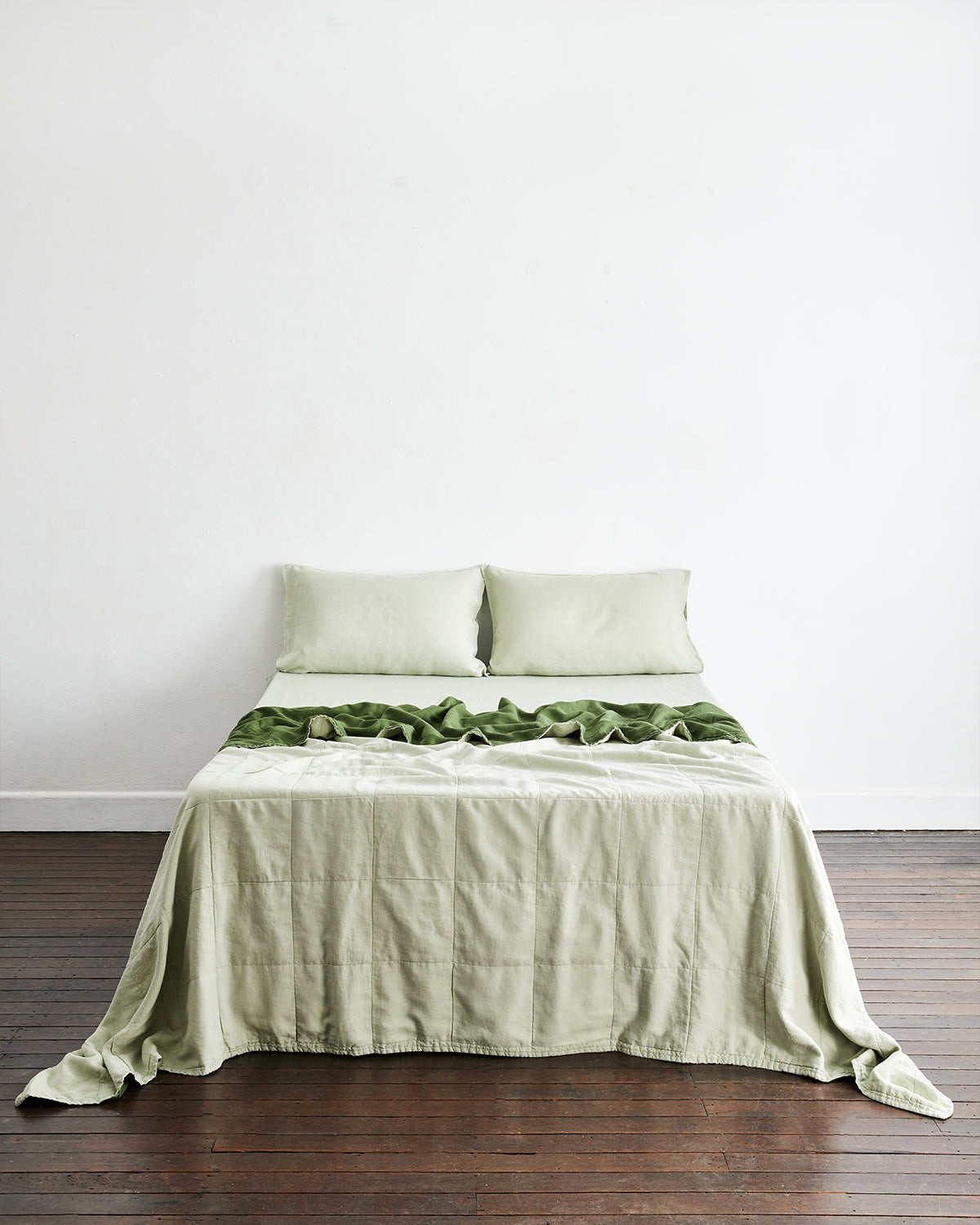 Sage & Olive Two-Tone Quilt - Soft Reversible Bedspread for All Seasons | Cozy Home Decor for Bedroom, Living Room & Guest Room