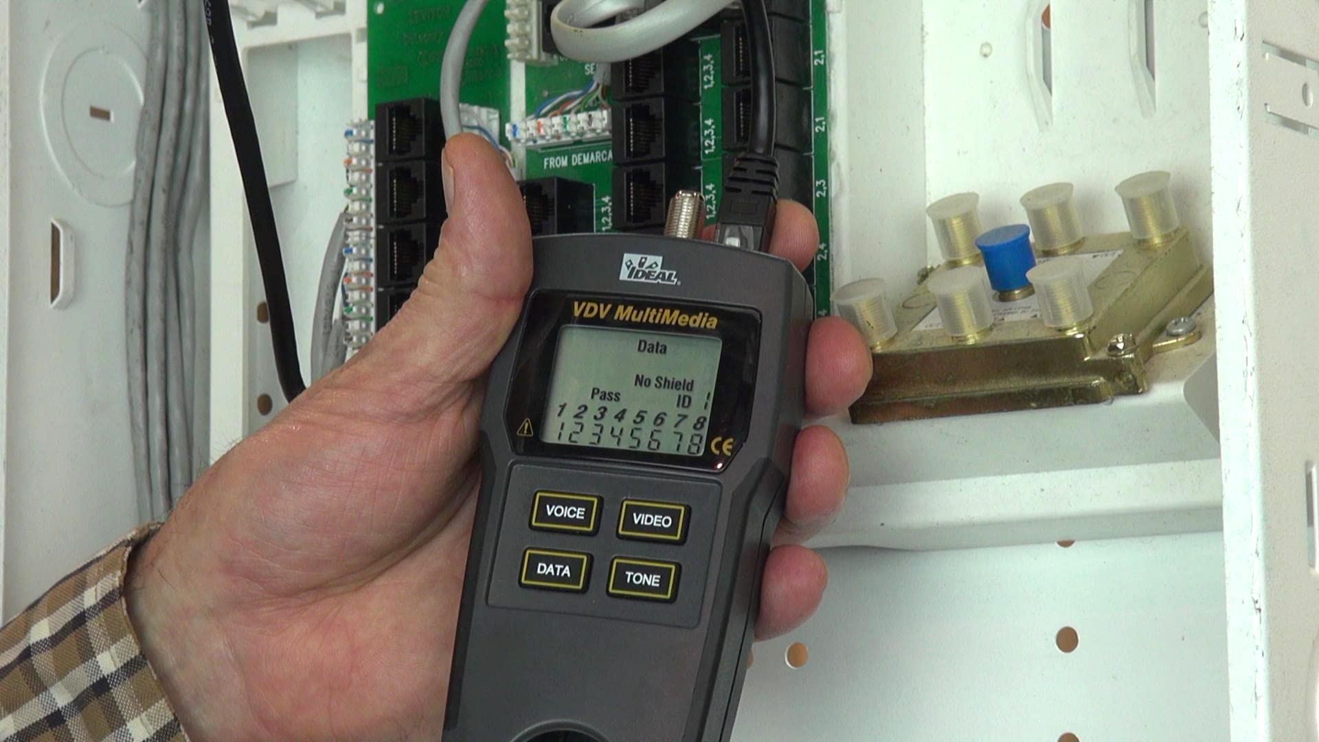 IDEAL INDUSTRIES INC. 33-856 VDV Multimedia Wiremap Tester - CAT3/5e/6/6A & RG-59/6/6 Quad Cable Tester for Voice/Data/Video Networks - Perfect for IT Technicians & Network Installations