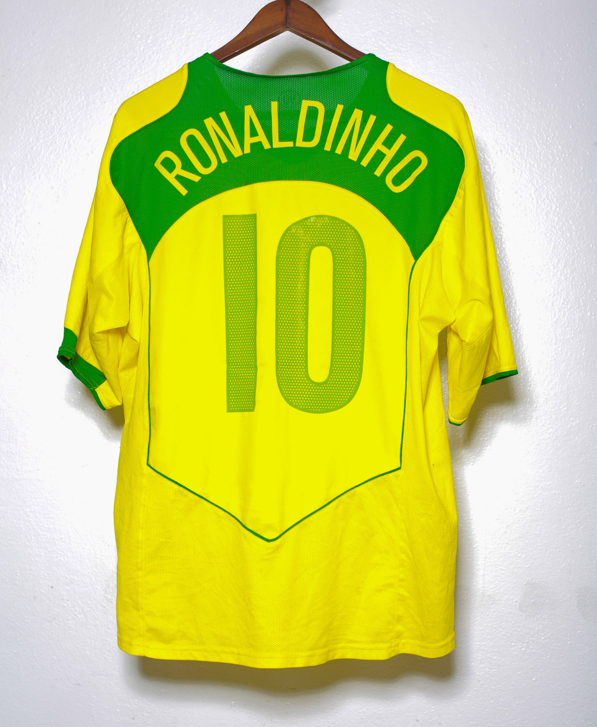 2004 Brazil Home Soccer Jersey #10 Ronaldinho - XL Size - Authentic Vintage Football Shirt for Fans & Collectors - Perfect for Matches, Parties & Sports Memorabilia Display