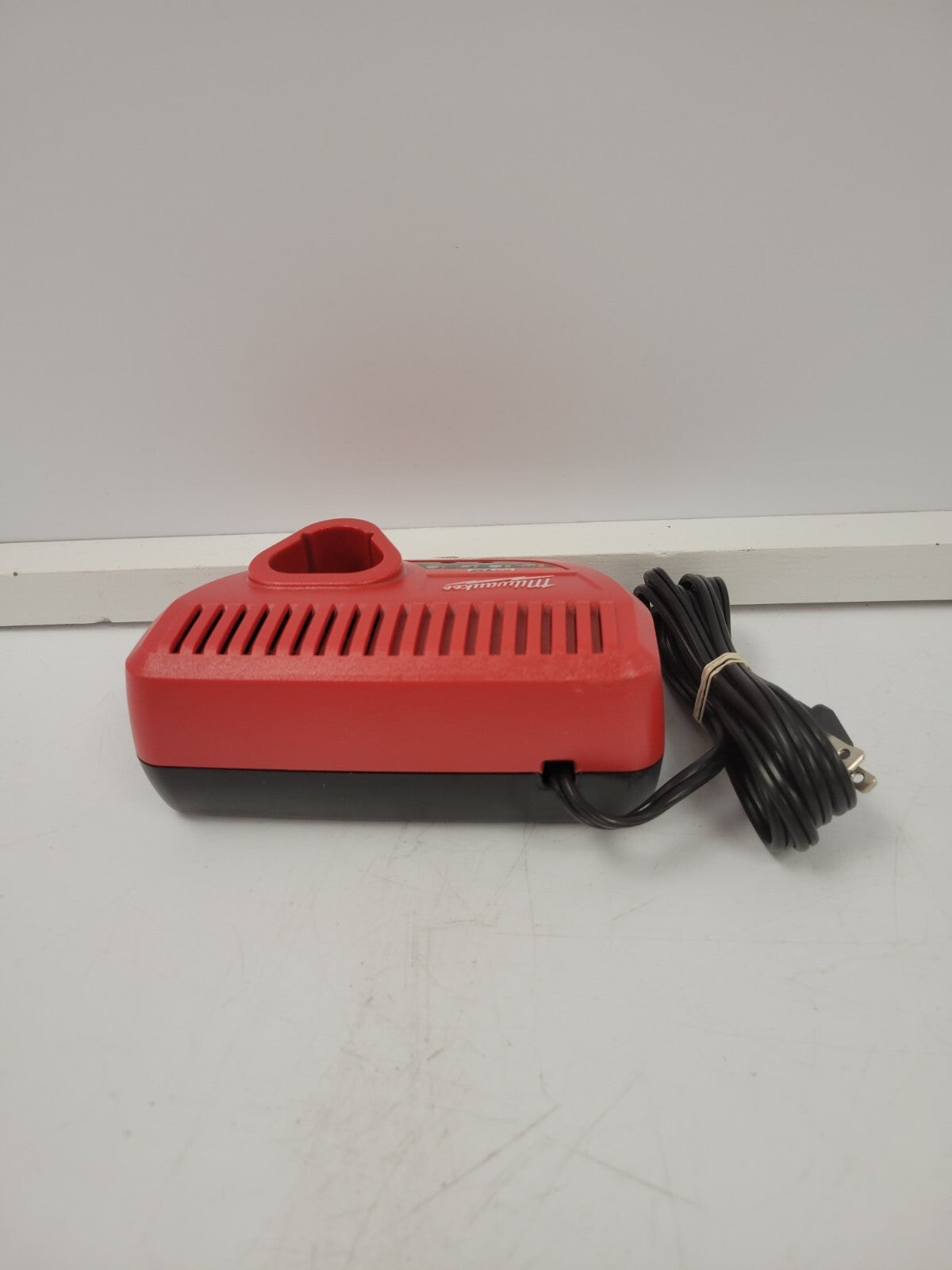 Milwaukee 48-54-2401 Fast Charger for M18 & M12 Batteries - Power Tool Battery Charger for Home & Jobsite Use