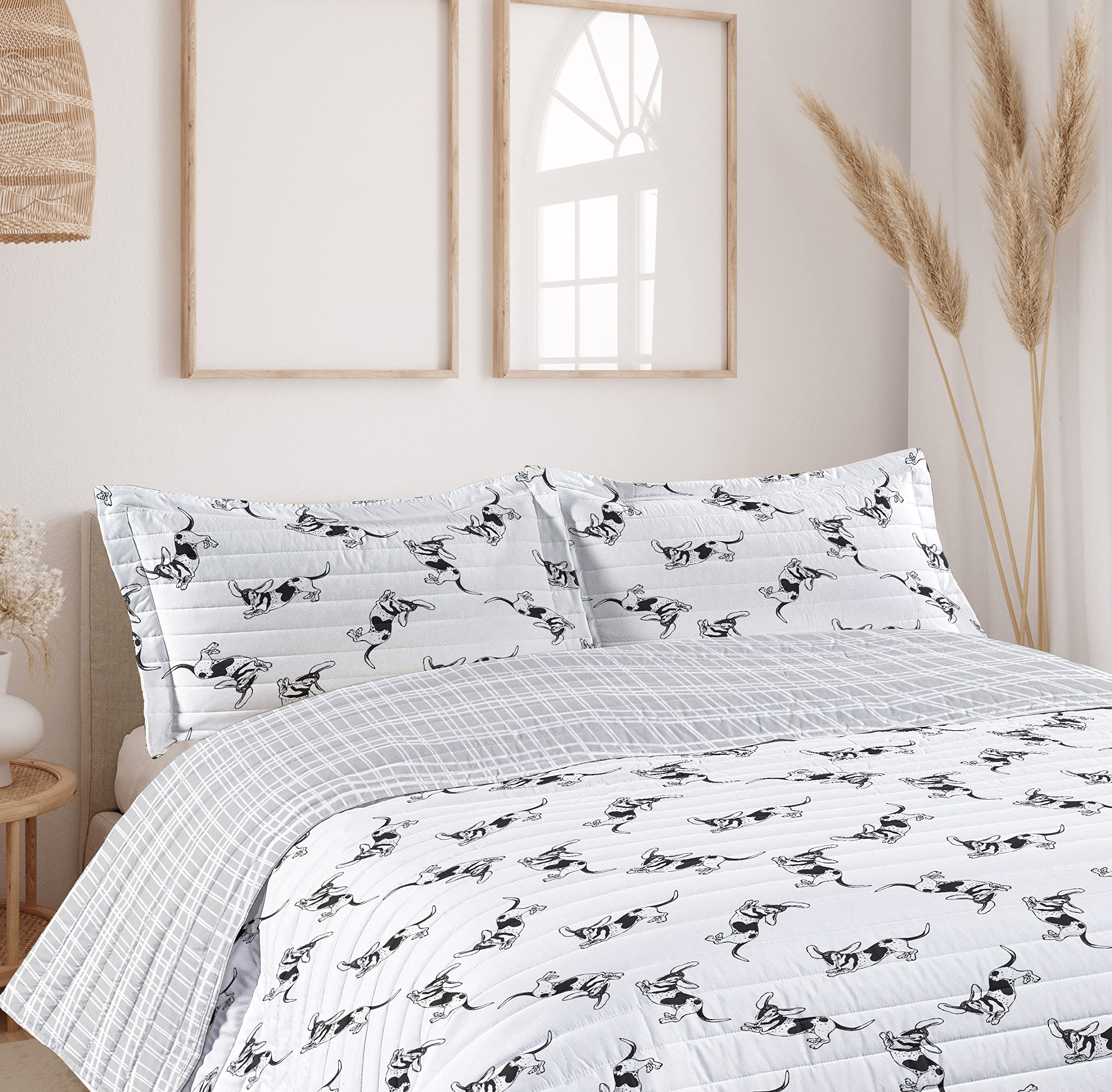Ambesonne Reversible Basset Hound Bedspread Set - Monochrome Hand-Drawn Dog Pattern Microfiber Comforter with Pillow Shams, Queen Size Black & White - Perfect for Pet Lovers' Bedroom Decor & Cozy Home Styling