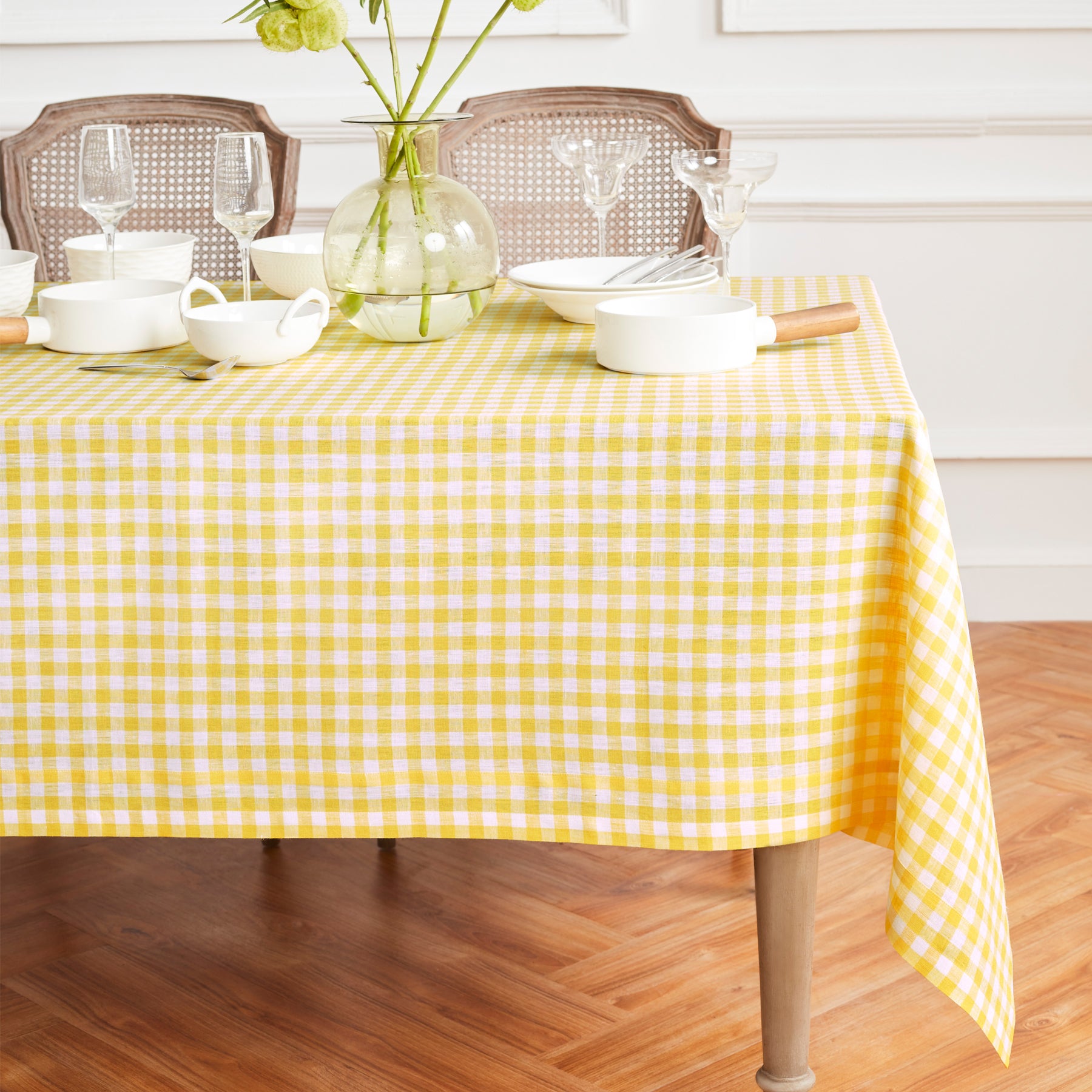 Stylish Red and White Checkered Gingham Tablecloth - Perfect for Picnics, BBQs, and Outdoor Dining