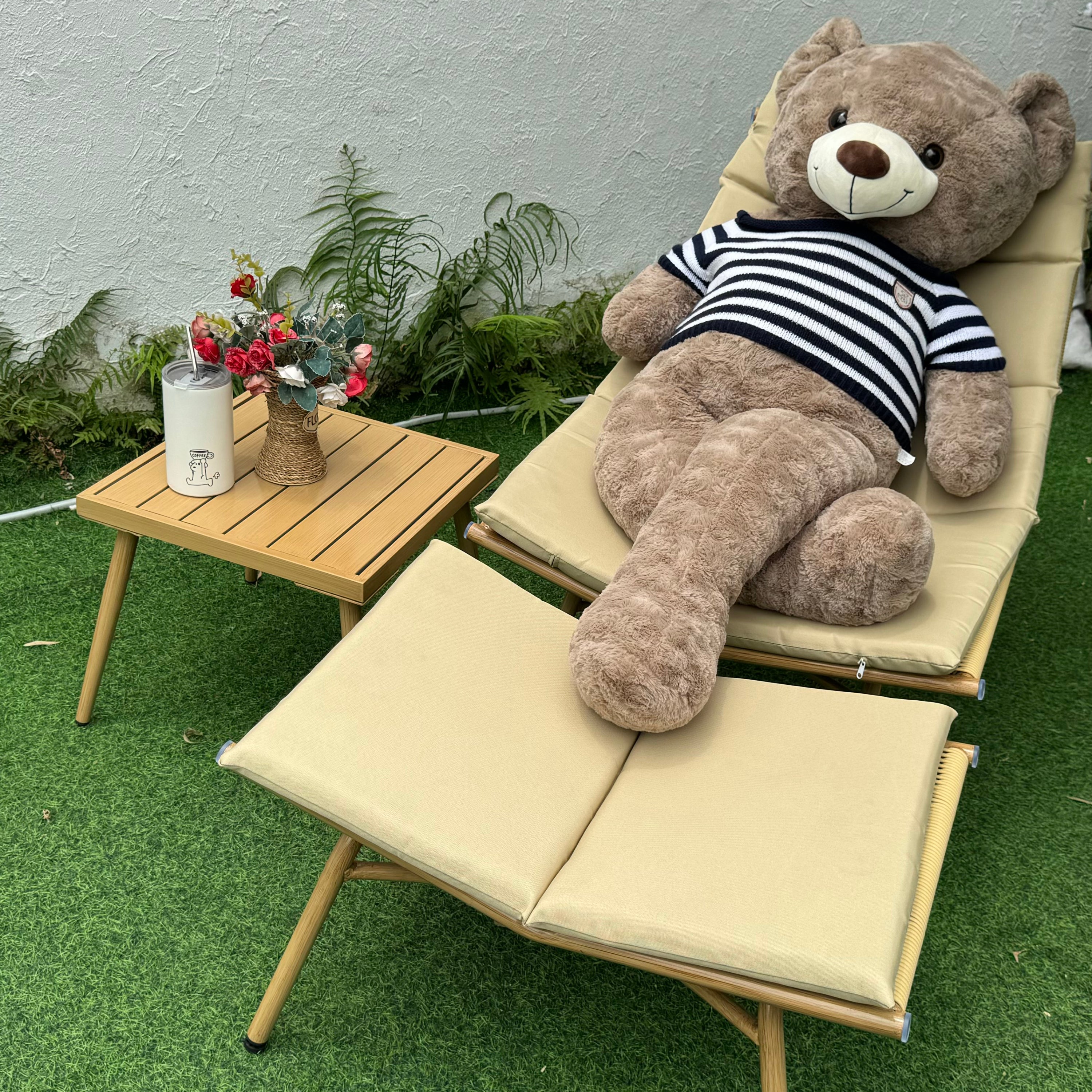 Wooden Chaise Lounge Chair with Side Table - Indoor & Outdoor Alloy Frame Recliner (380lbs Capacity) - Perfect for Camping, Gaming, Lunch Breaks, Garden Parties & Sunbathing