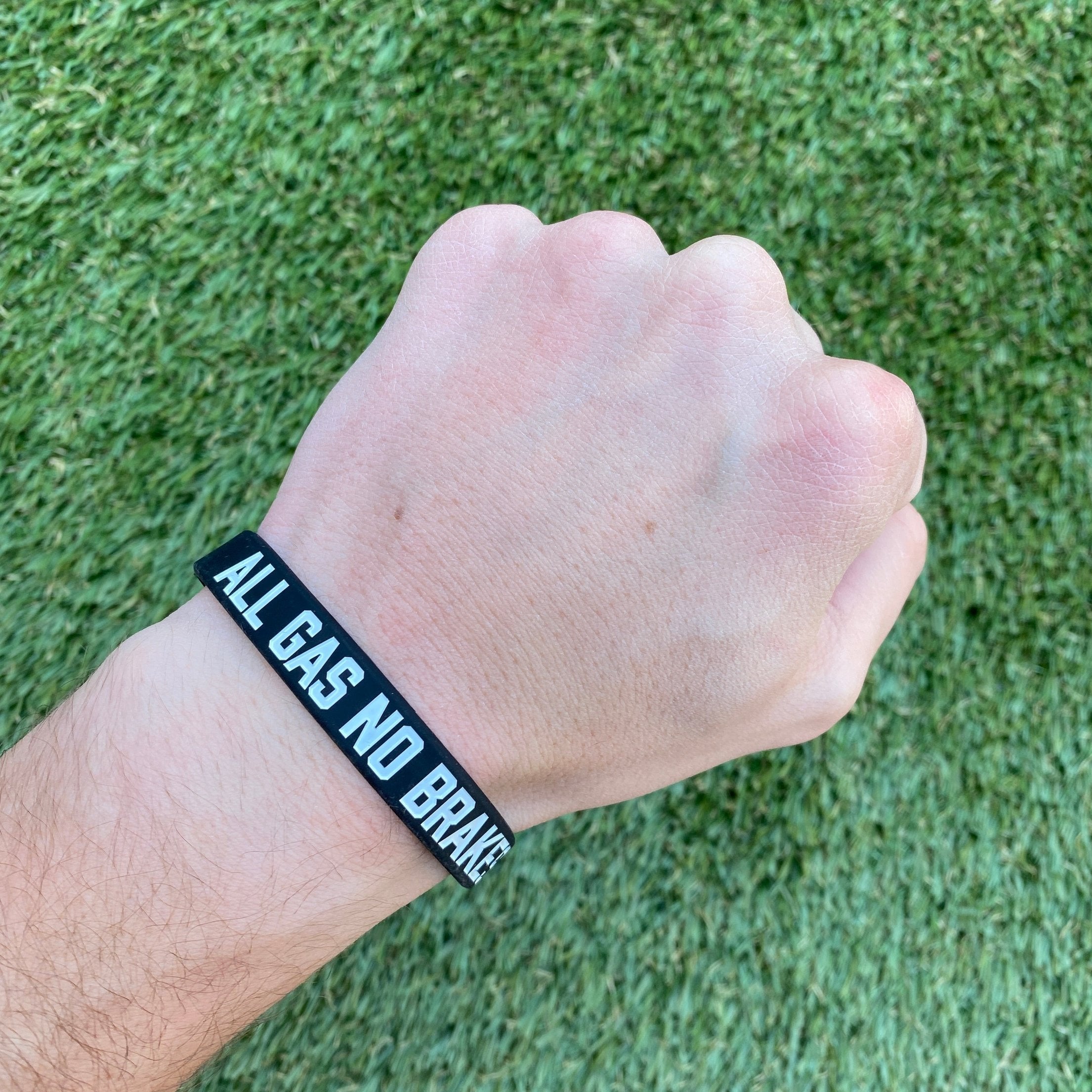 ALL GAS NO BRAKES Motivational Wristband - Silicone Sports Bracelet for Workouts, Running & Gym - Inspirational Fitness Accessory for Men & Women