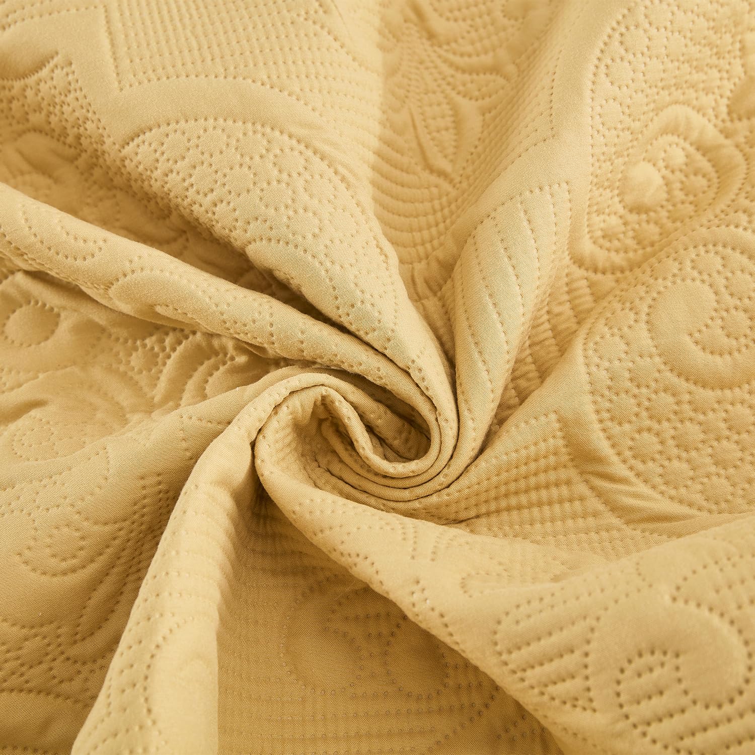 CHIXIN Twin Size Quilt Set - Honey Gold Damask Paisley Bedspread Coverlet with Ultrasonic Quilting | Reversible Lightweight 4-Piece Bedding | Perfect for Guest Rooms, Dorm Decor & Cozy Bedroom Makeovers