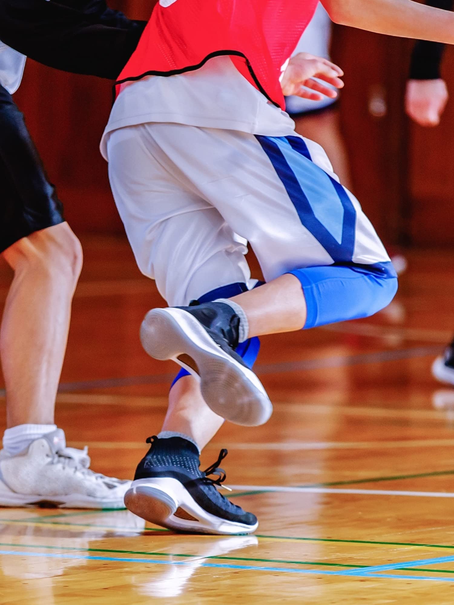DEVOROPA Youth Boys' Compression Pants with Knee Pads - 3/4 Length Basketball Tights for Boys, Quick Dry Athletic Leggings for Sports & Workout - Perfect for Basketball, Running, Gym Training & Outdoor Activities