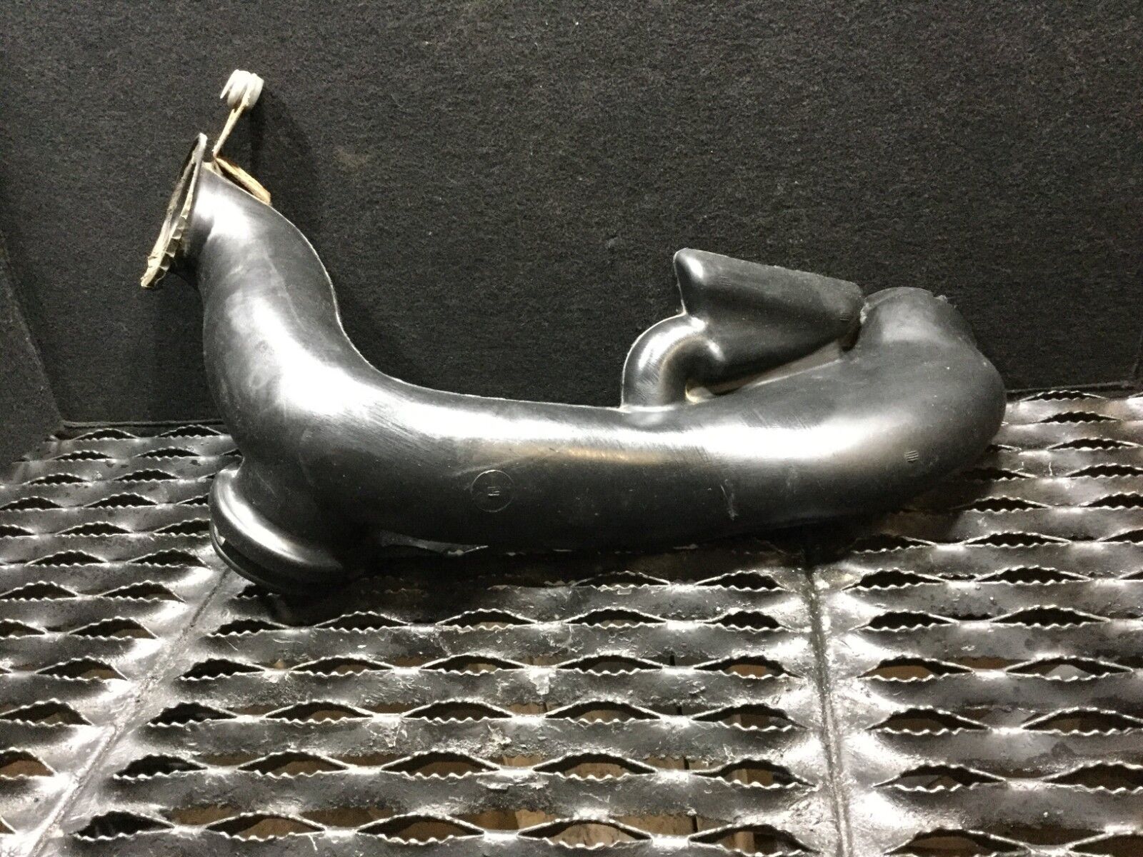 Ford Escape 3.0L Air Intake Hose Pipe Duct OEM Replacement Part 2001-2007 - Improve Engine Performance & Fuel Efficiency for Off-Roading & Daily Commuting