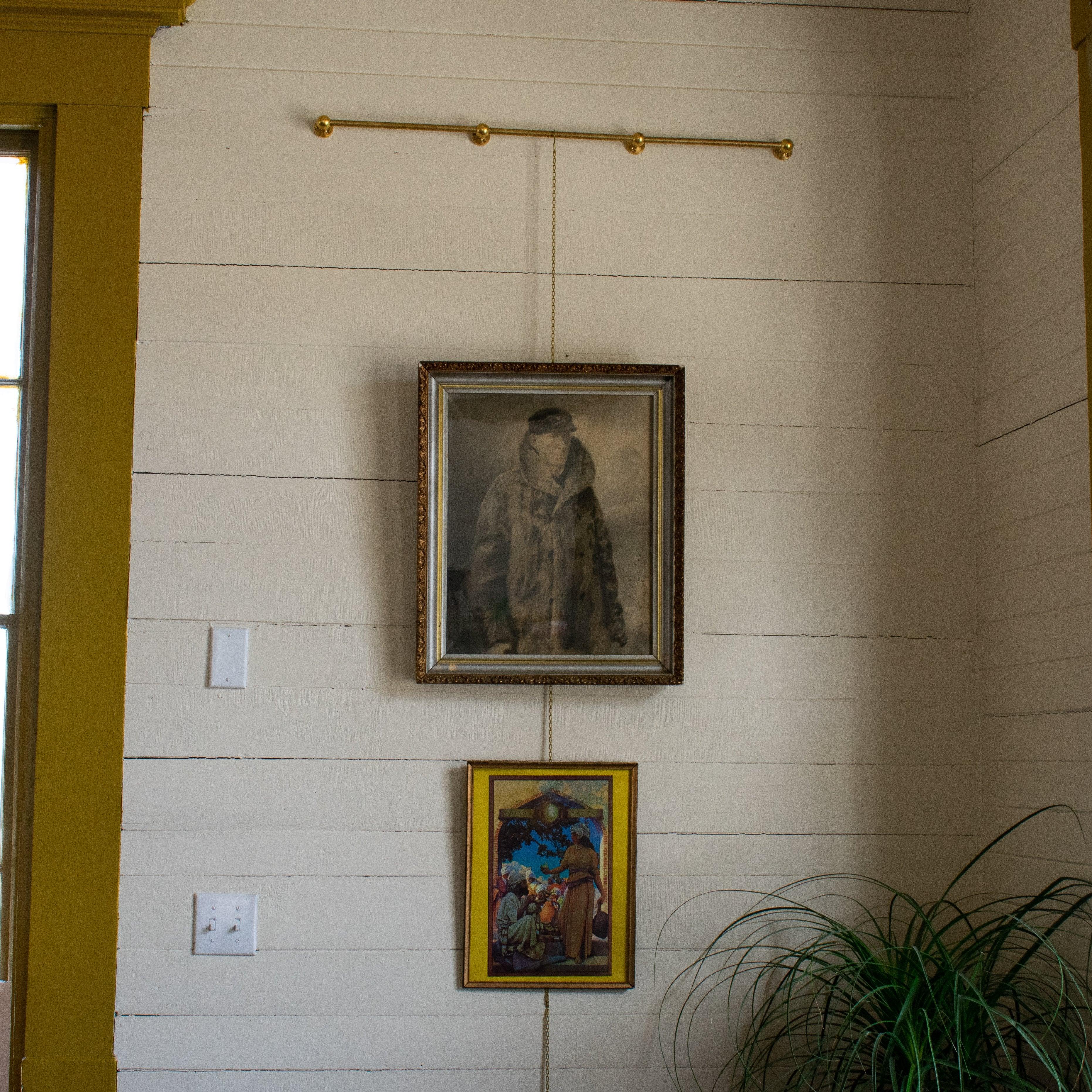 Wall Mounted Brass Picture Rail - Elegant Display Solution for Art, Photos & Mirrors - Perfect for Living Rooms, Galleries & Hallways