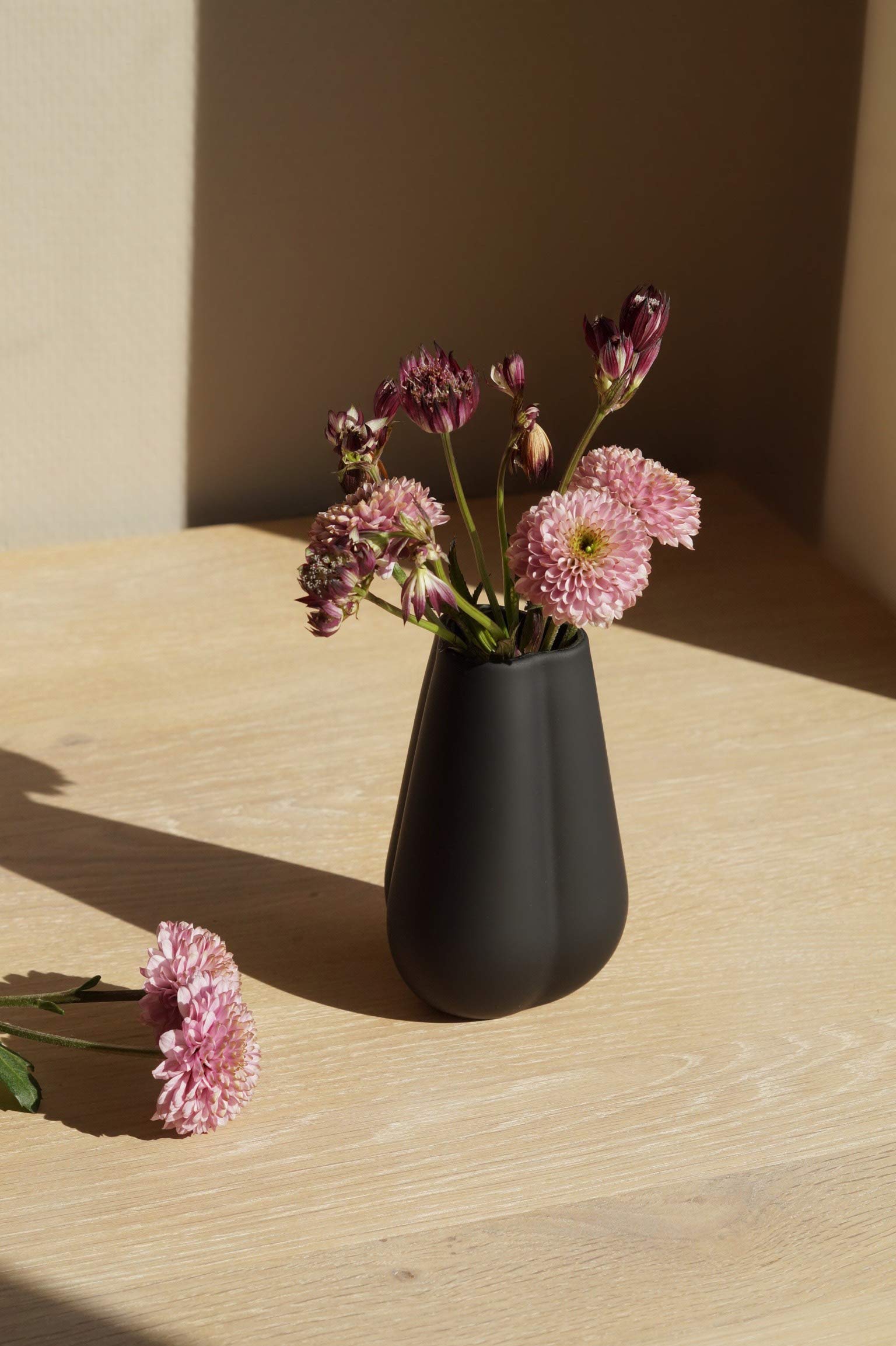11cm Black Ceramic Vase for Flowers - Elegant Home Decor, Wedding Centerpiece & Tabletop Display (7cm Opening)