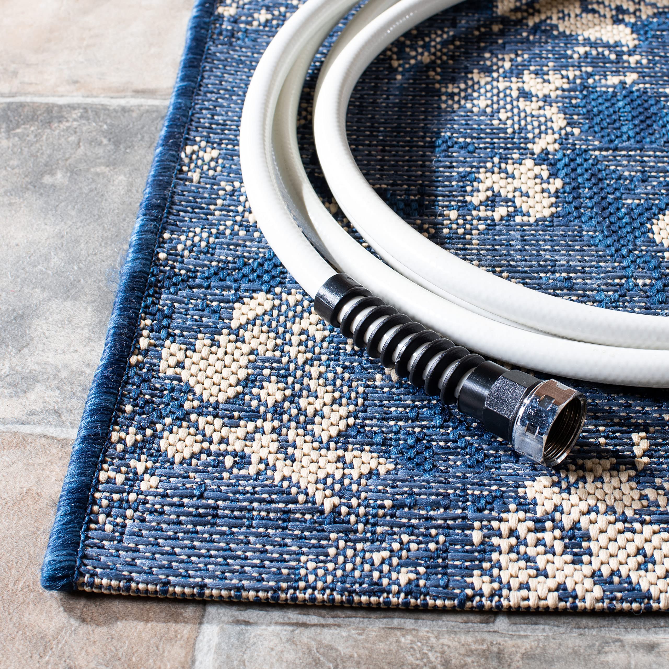 SAFAVIEH Courtyard Collection 6'7