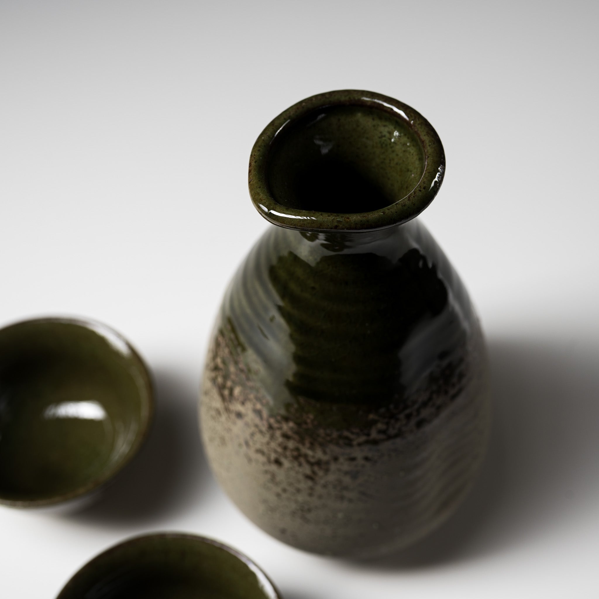 Traditional Japanese Mino Ware Pottery Sake Set - Handcrafted Oribe Style Ceramic Sake Bottle & Cups - Authentic Yamai Ito Collection - Perfect for Japanese Tea Ceremonies, Gift Giving & Home Decor