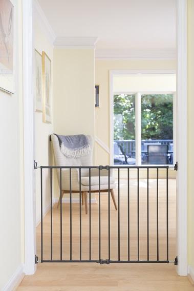 Qdos Extending SafeGate Slate - Expandable Baby Gate for Stairs and Doorways - Perfect for Home Safety and Childproofing