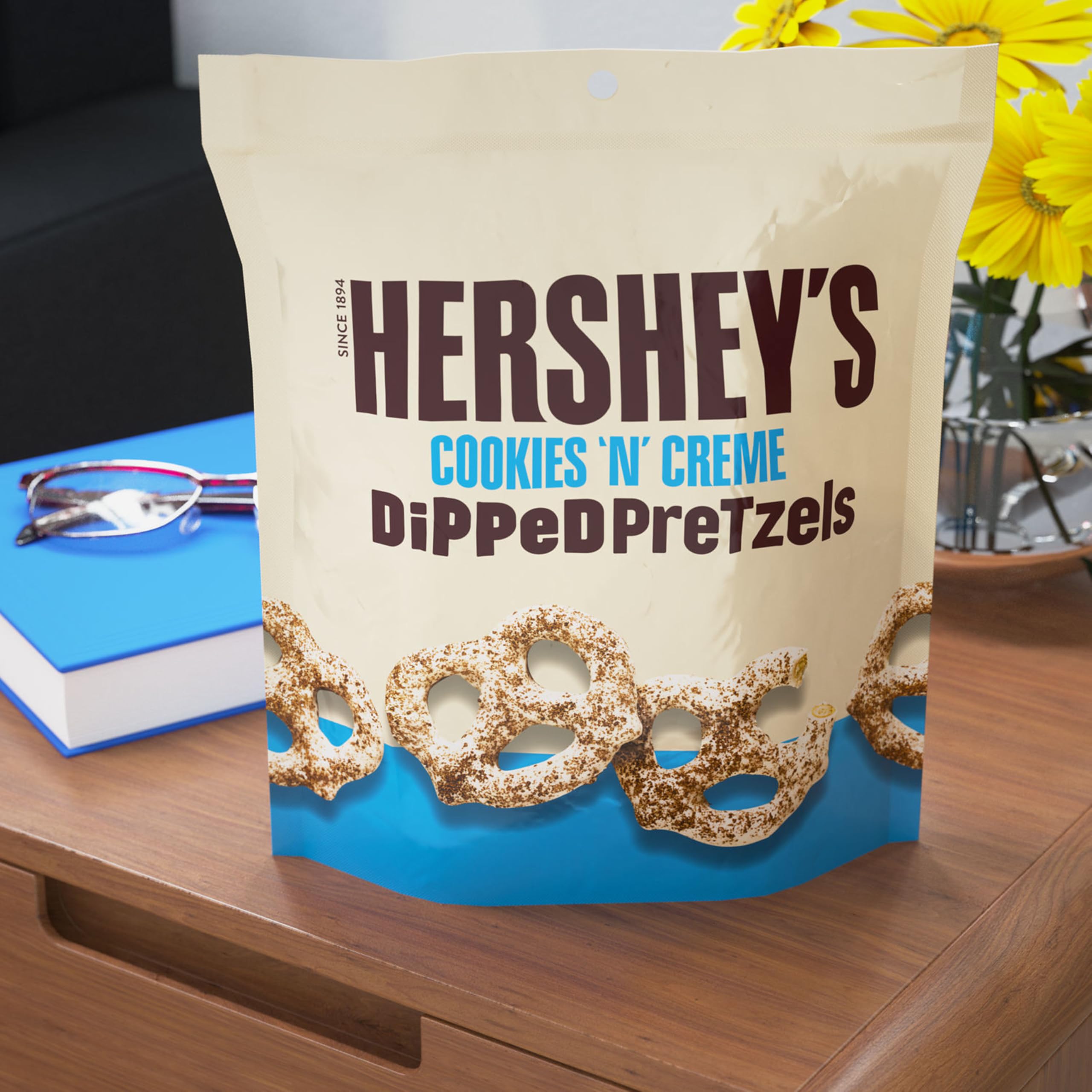 HERSHEY'S Cookies 'n' Creme Dipped Pretzels - 8.5 oz Bag | Sweet & Salty Snack for Parties, Movie Nights & Office Treats