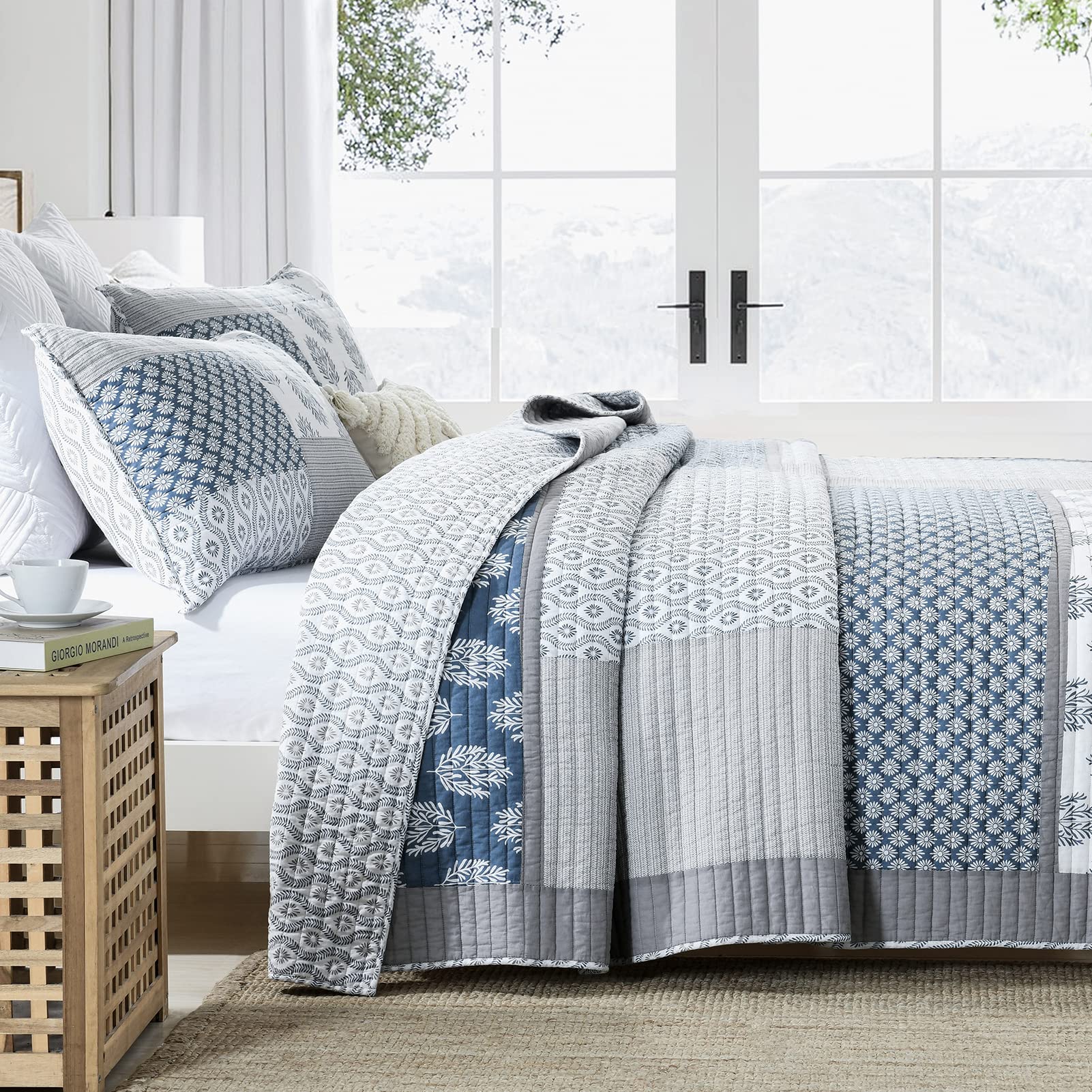 KALOOLA Blue Queen Quilt Set - 100% Cotton Patchwork Reversible Floral Bedspread | 3-Piece Farmhouse Style Lightweight Comforter for All Seasons | Perfect for Bedroom, Guest Room & Cozy Home Decor