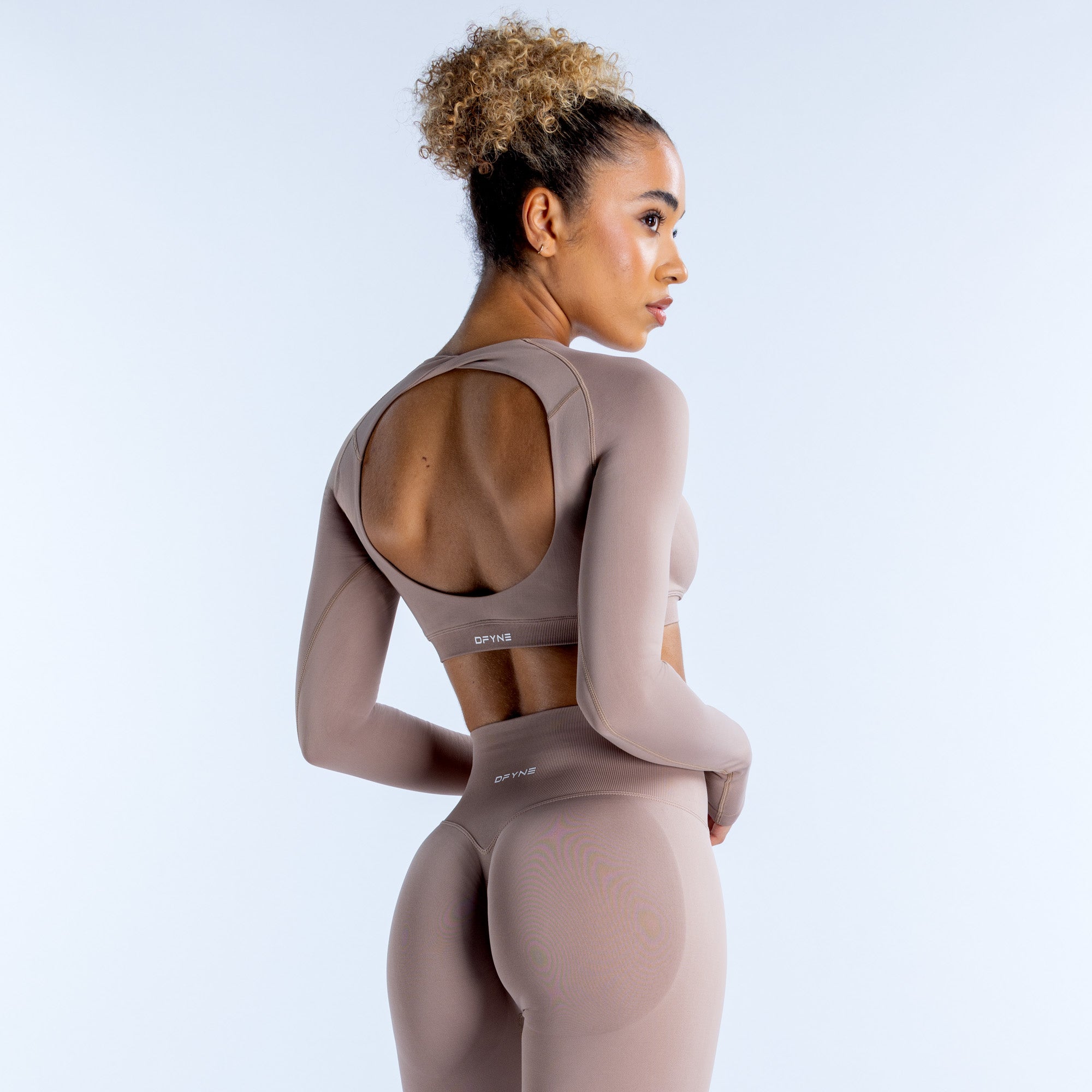 Trendy Long Sleeve Crop Top for Women - Fashionable Workout & Casual Wear - Perfect for Yoga, Gym & Street Style