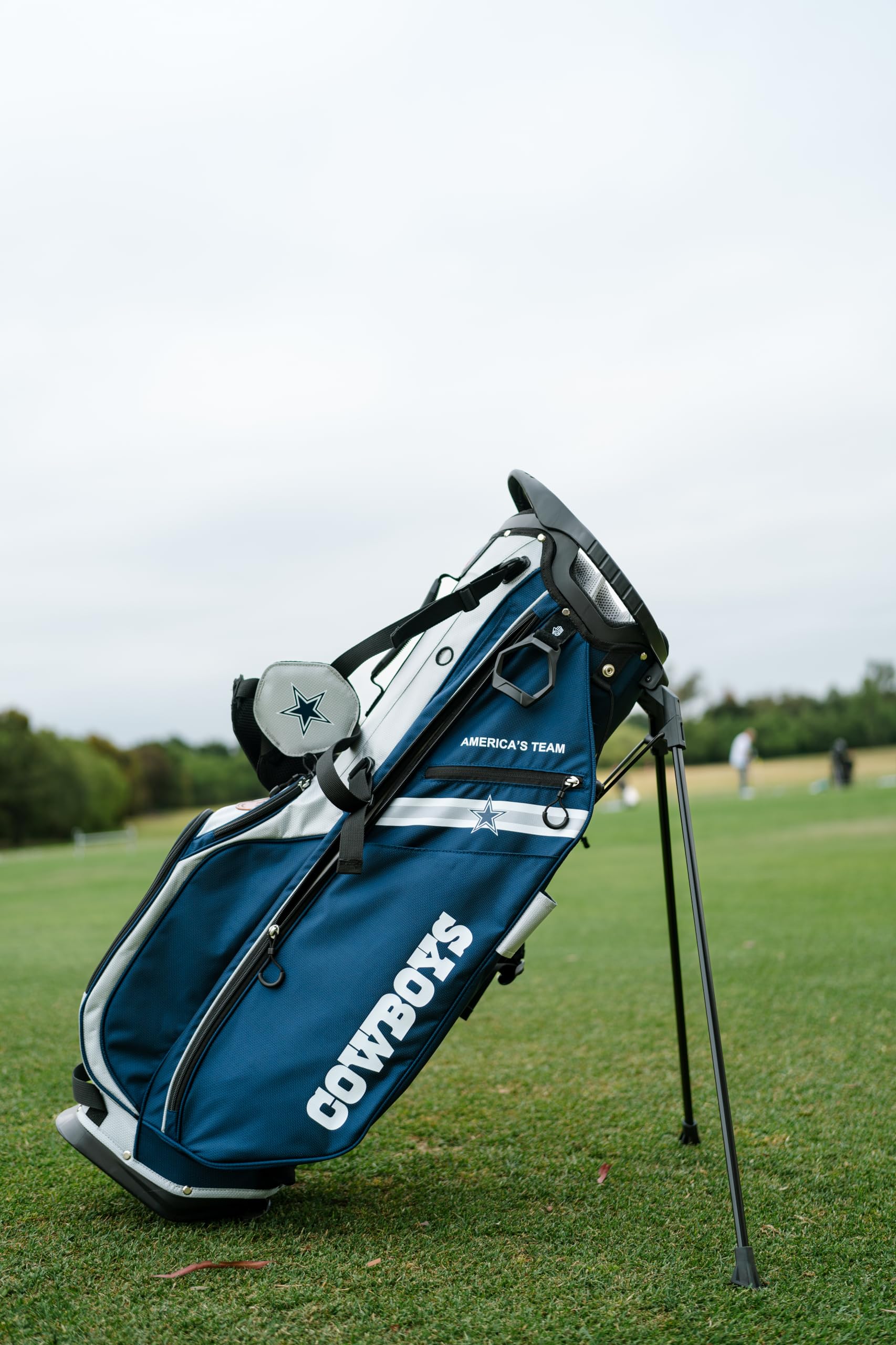 Wilson NFL Dallas Cowboys Stand Golf Bag - Durable & Lightweight for Men & Women | Perfect for Golf Courses, Driving Ranges & Outdoor Sports