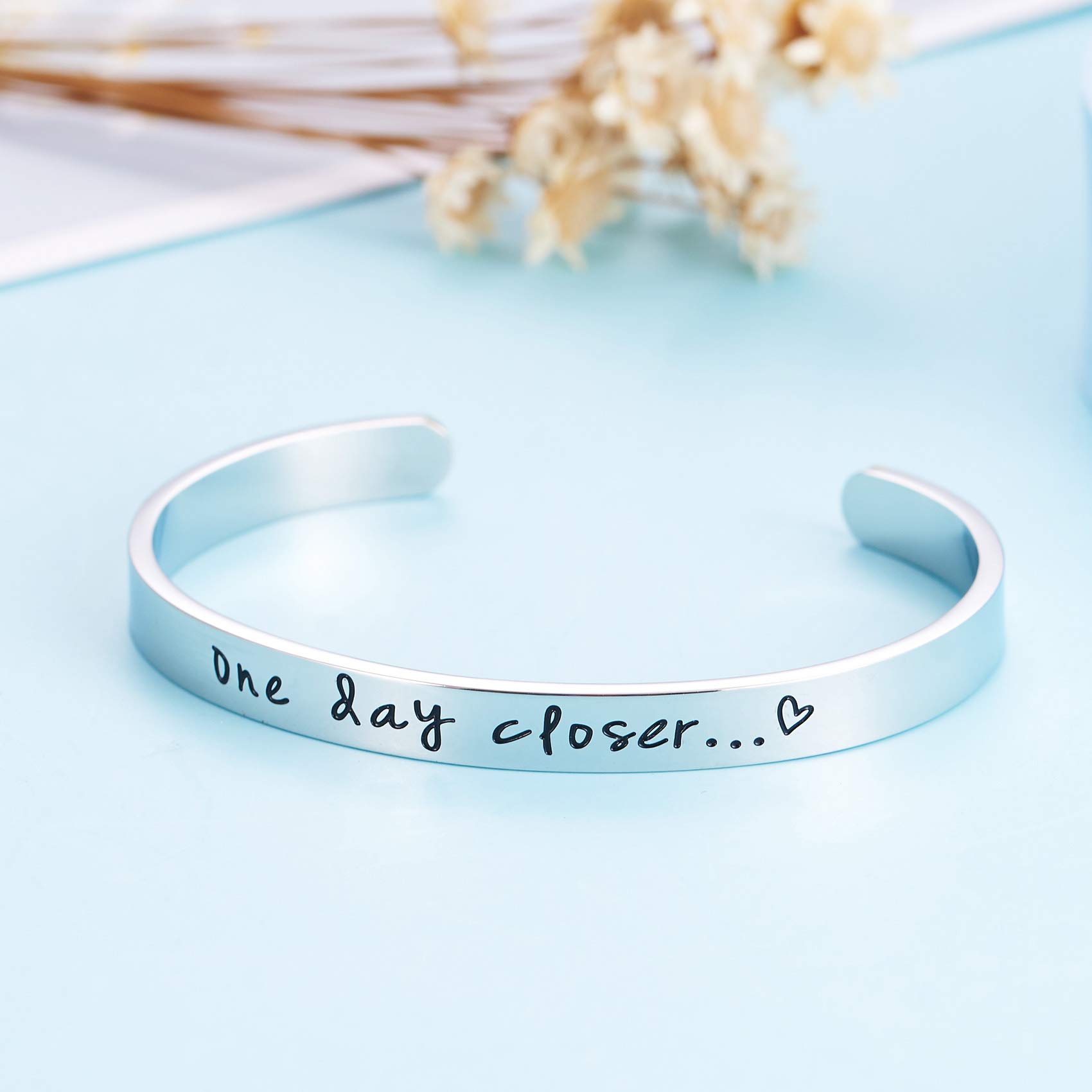 LParkin Long Distance Relationship Bracelet for Girlfriend - Romantic Anniversary Gift for Her - One Day Closer Couples Bracelet - Perfect for LDR Couples, Anniversaries & Special Occasions