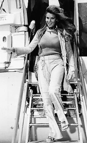 Raquel Welch 8x10 Photo #E1247 - Vintage Celebrity Collectible for Fans, Home Decor, and Memorabilia Displays