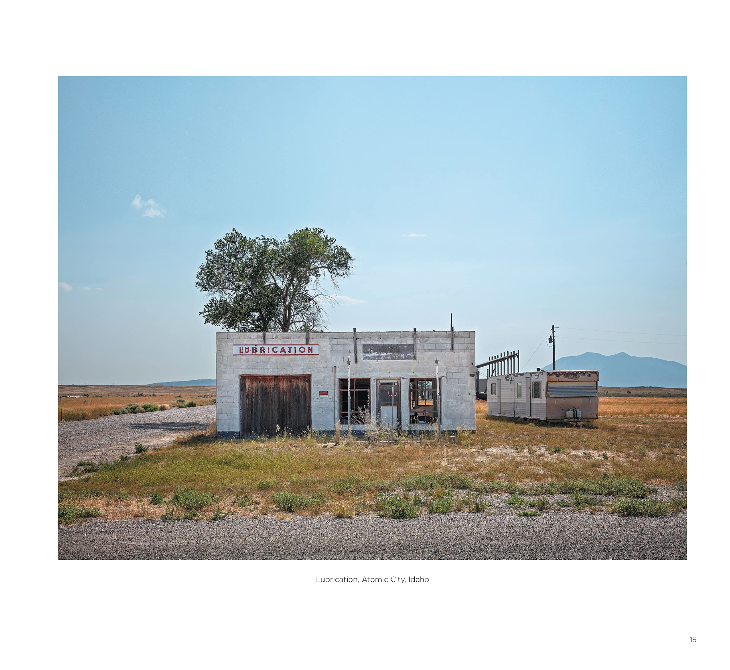 Slow Roads America: Stunning Photographs and Captivating Tales from the Nation's Scenic Back Roads | Perfect for Road Trip Enthusiasts and Travel Photography Lovers