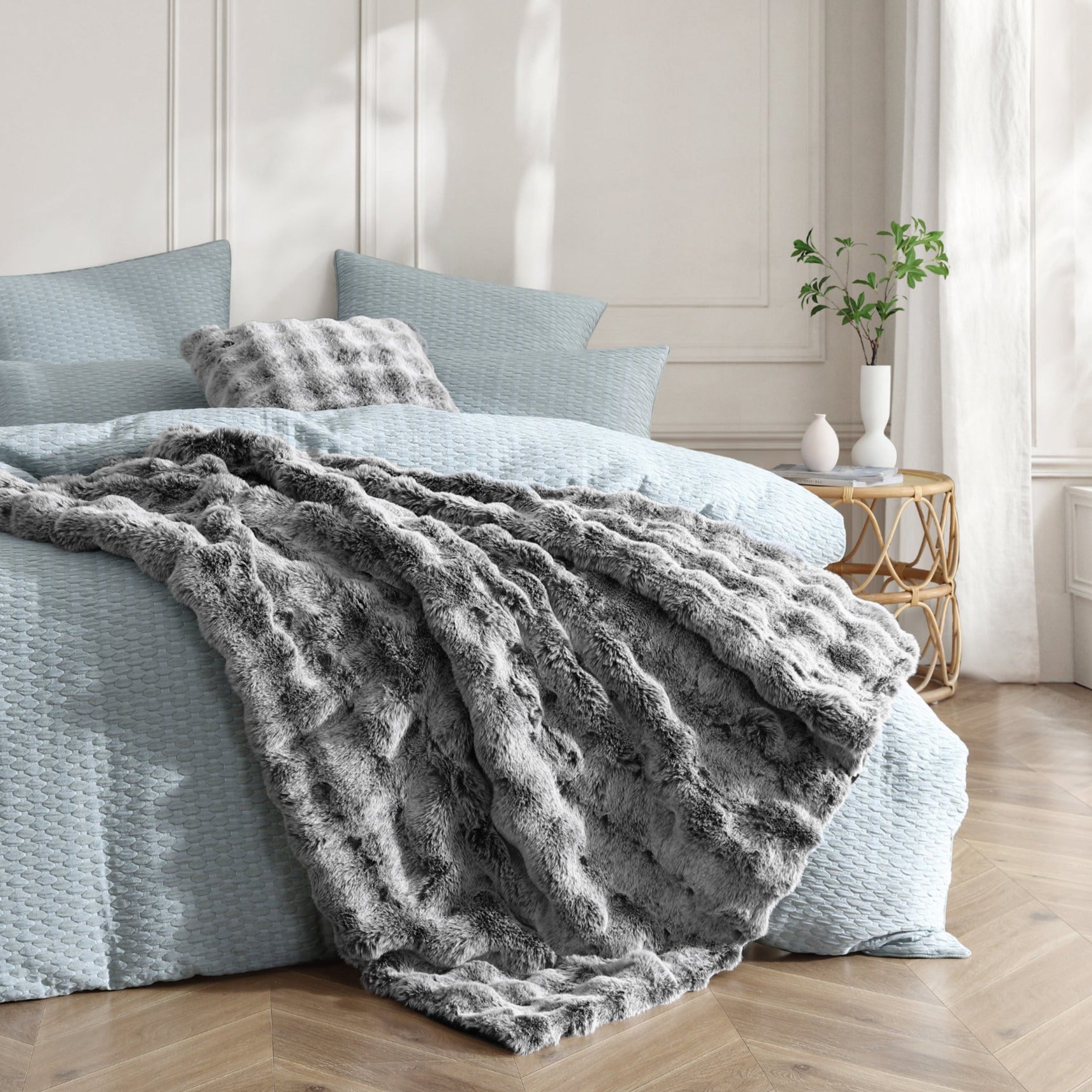 Luxury Grey Rabbit Fur Throw Blanket by Logan & Mason - Soft Plush Cozy Winter Throw for Sofa, Bed & Home Decor - Premium Platinum Collection