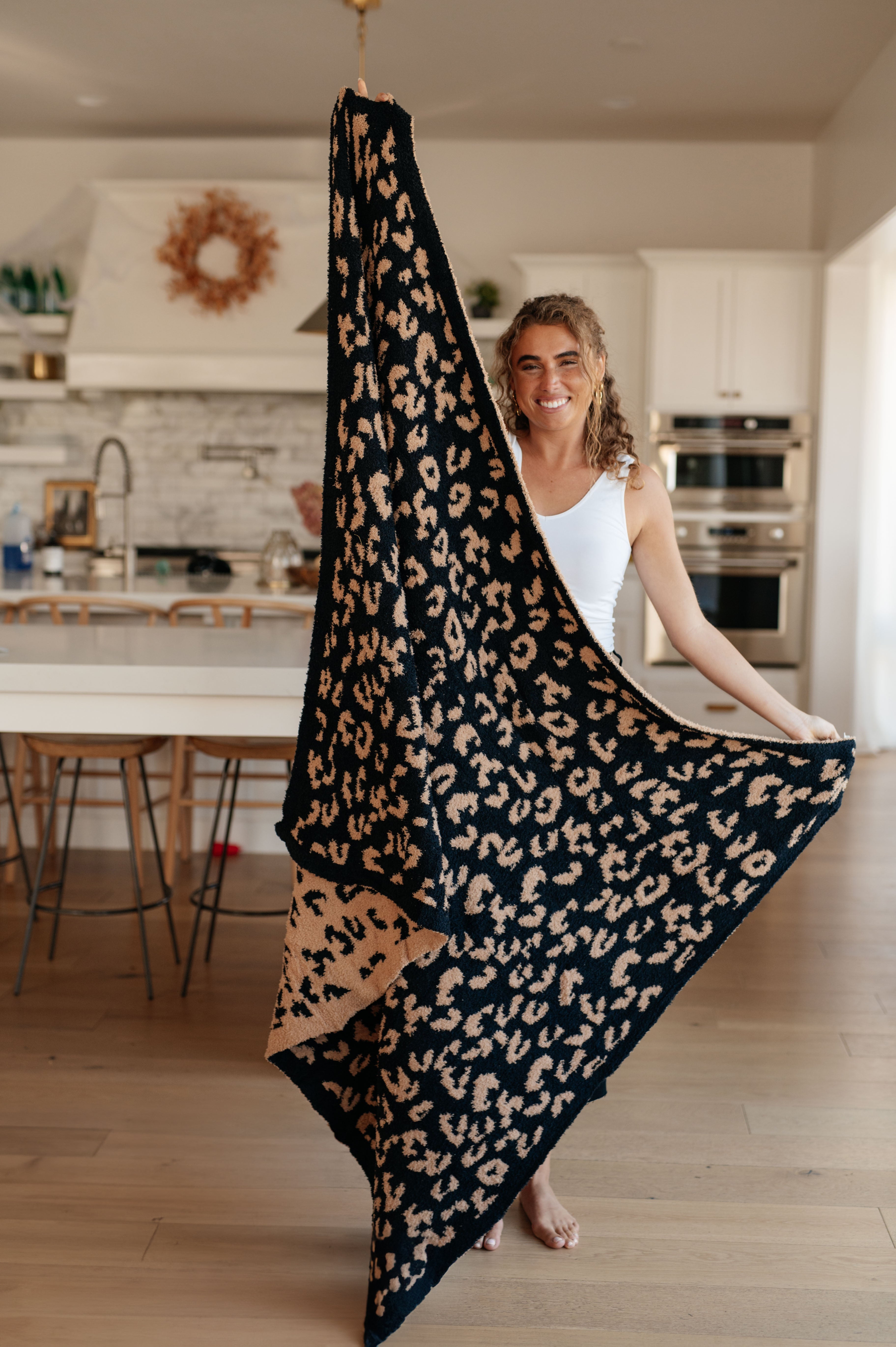Soft Ari Blanket Single Cuddle Size - Cozy Animal Print Fleece Throw for Bed, Sofa & Travel - Perfect for Gifts, Home Decor & Winter Warmth