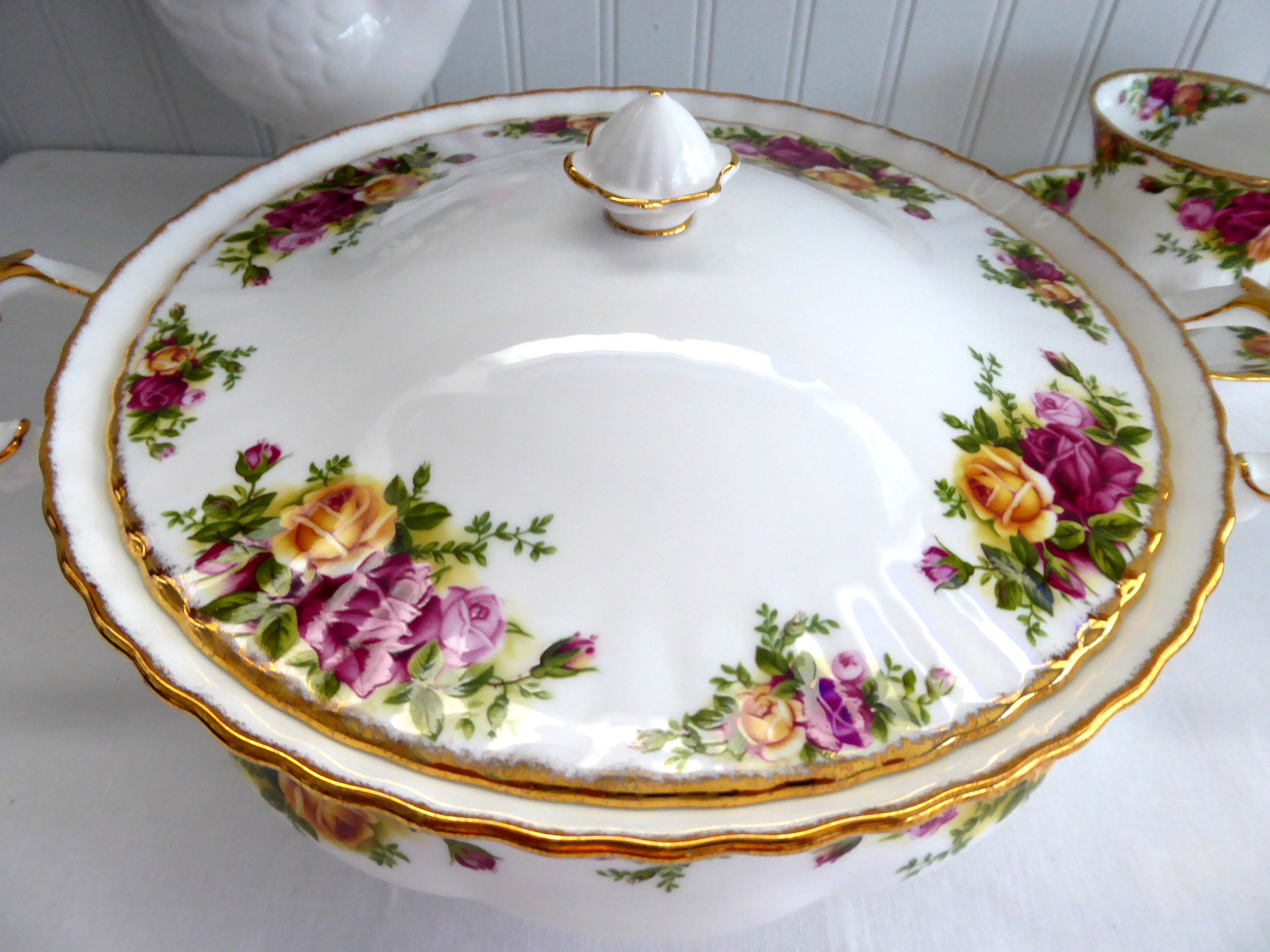 Royal Albert Old Country Roses Round Covered Vegetable Dish - 50 Ounce Large Vintage Serving Bowl with Lid (1990s) - Perfect for Dinner Parties, Holiday Meals & Elegant Table Settings