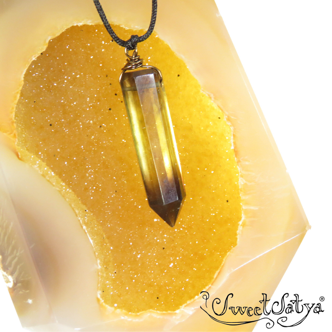 Lemon Quartz Wand Necklace – Healing Crystal Jewelry for Women, Natural Stone Pendant with Chain – Perfect for Meditation, Energy Healing & Spiritual Gifts
