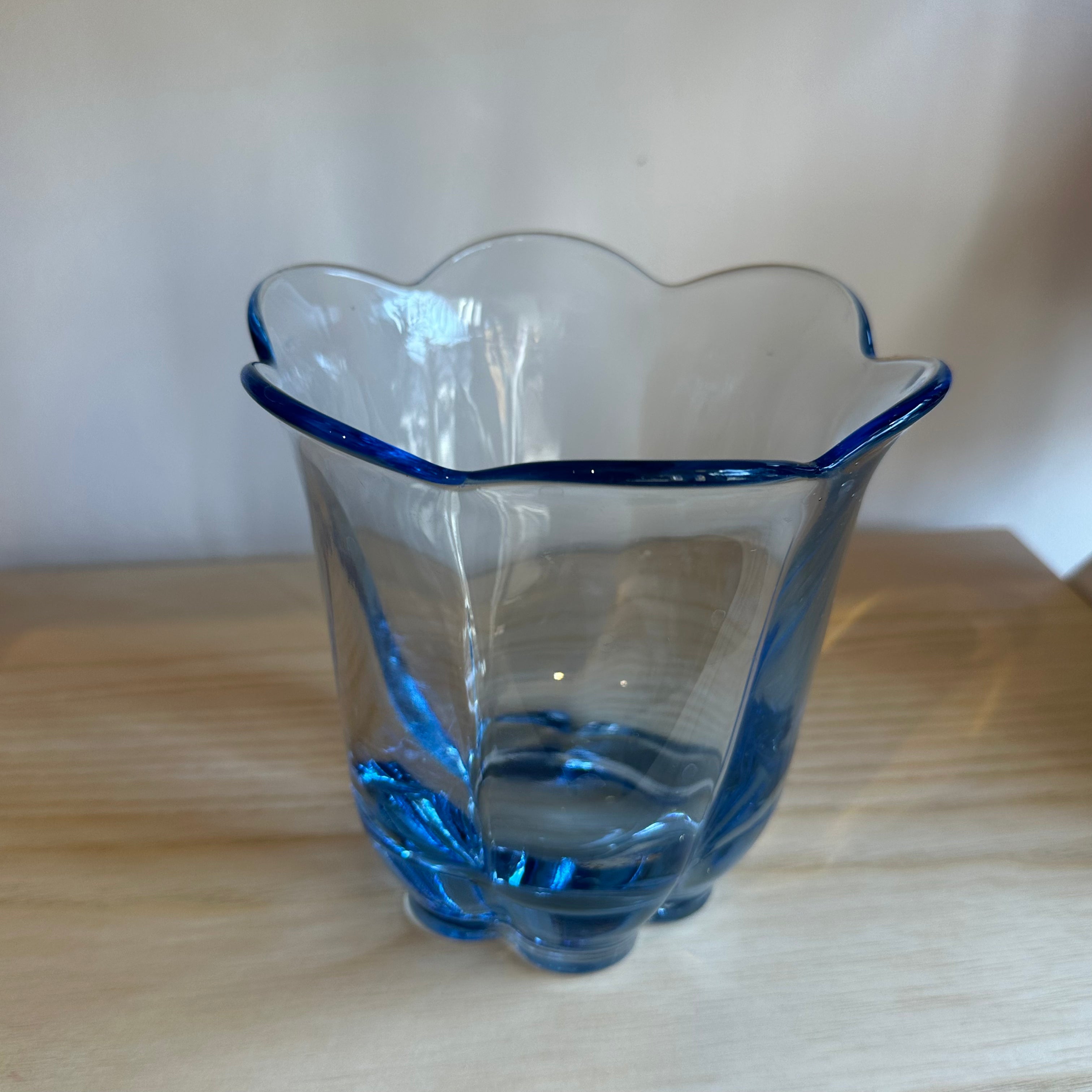 Elegant Glass Tulip Vase for Fresh Flowers - Perfect for Home Decor, Wedding Centerpieces & Dining Table Arrangements