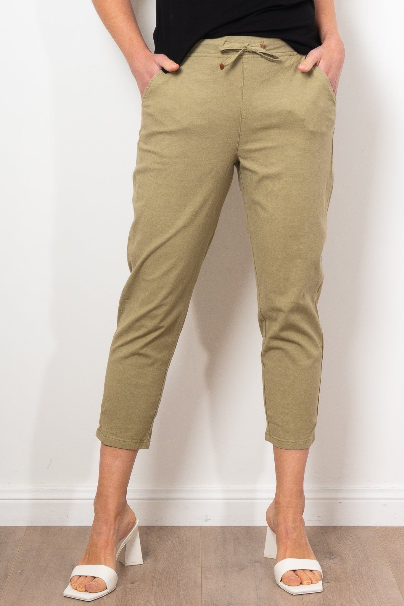 Vassalli Women's 7/8 Length Skinny Stretch Lightweight Pants for Work, Travel & Everyday Comfort