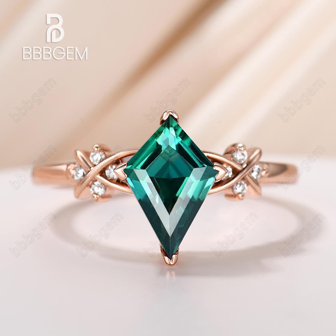 Vintage 925 Sterling Silver Kite Ring with Green Emerald & Moissanite - May Birthstone Jewelry for Women, Anniversary Gift, Perfect for Weddings, Parties & Special Occasions