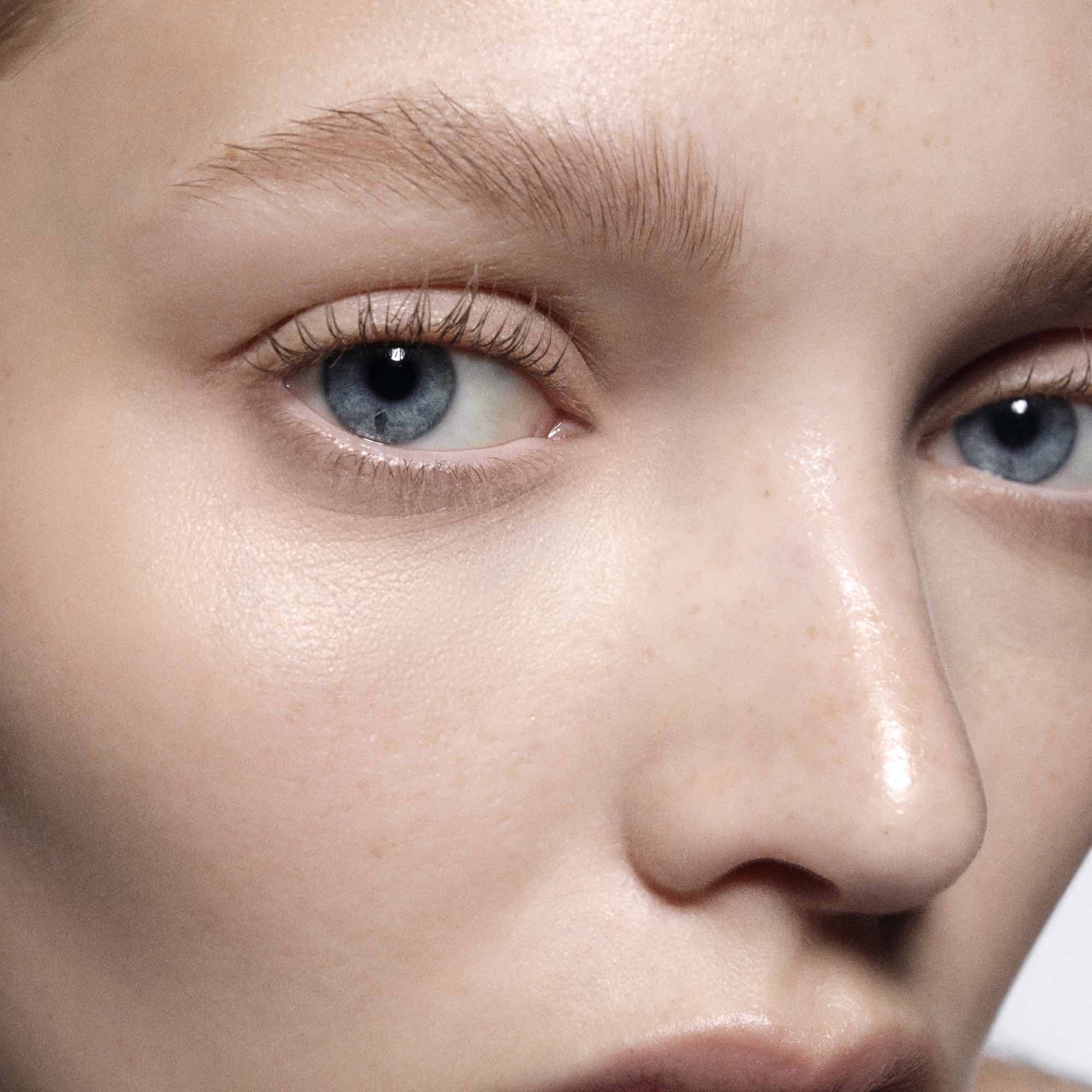 Victoria Beckham Beauty Feather Fix Brow Gel - Natural Looking Eyebrow Styler for Defined Brows - Perfect for Everyday Wear & Special Occasions
